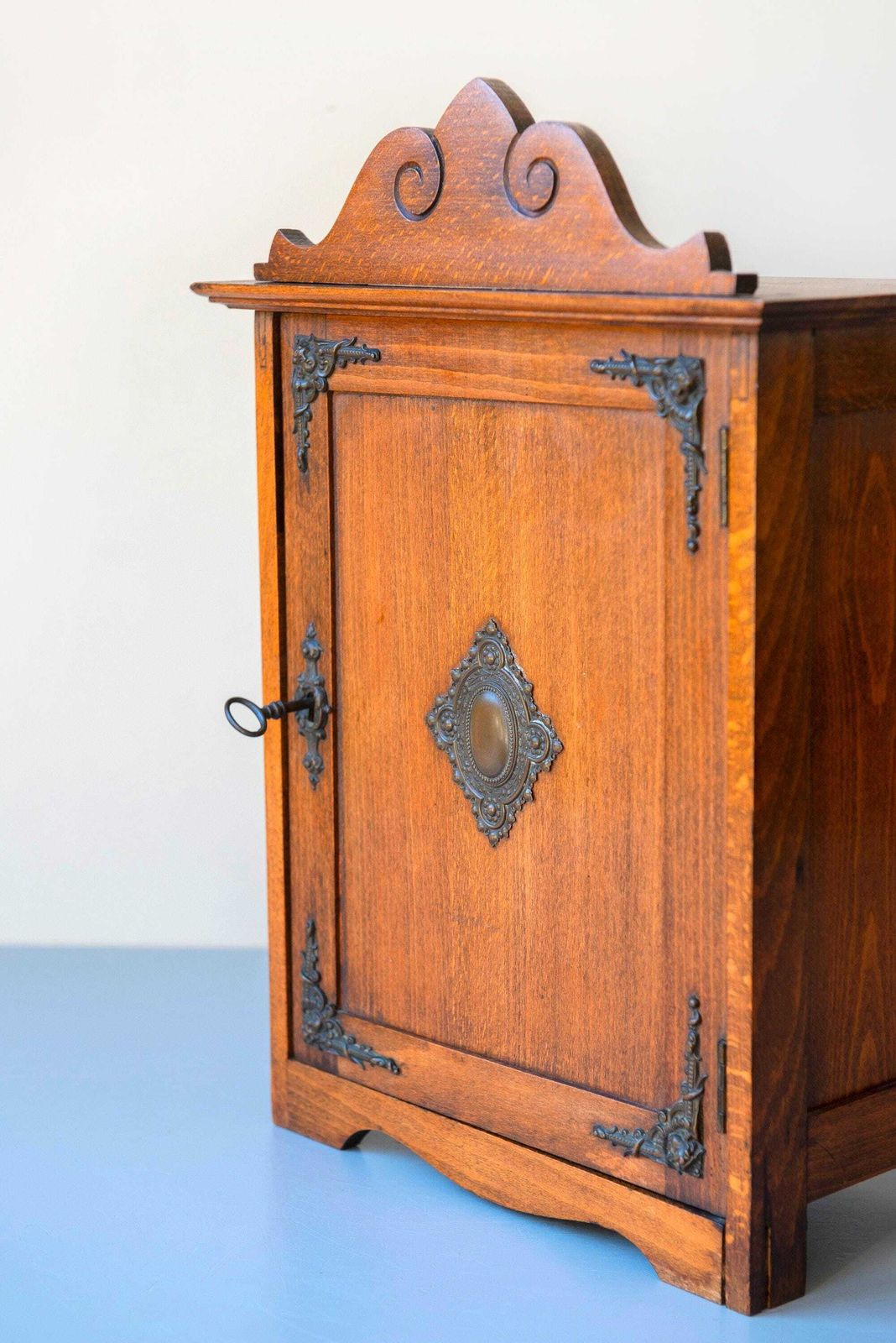 Antiek Eikenhouten Medicijnkastje | Victoriaans Wandkastje Met Slot | Klein Hangend Kastje photo vintage