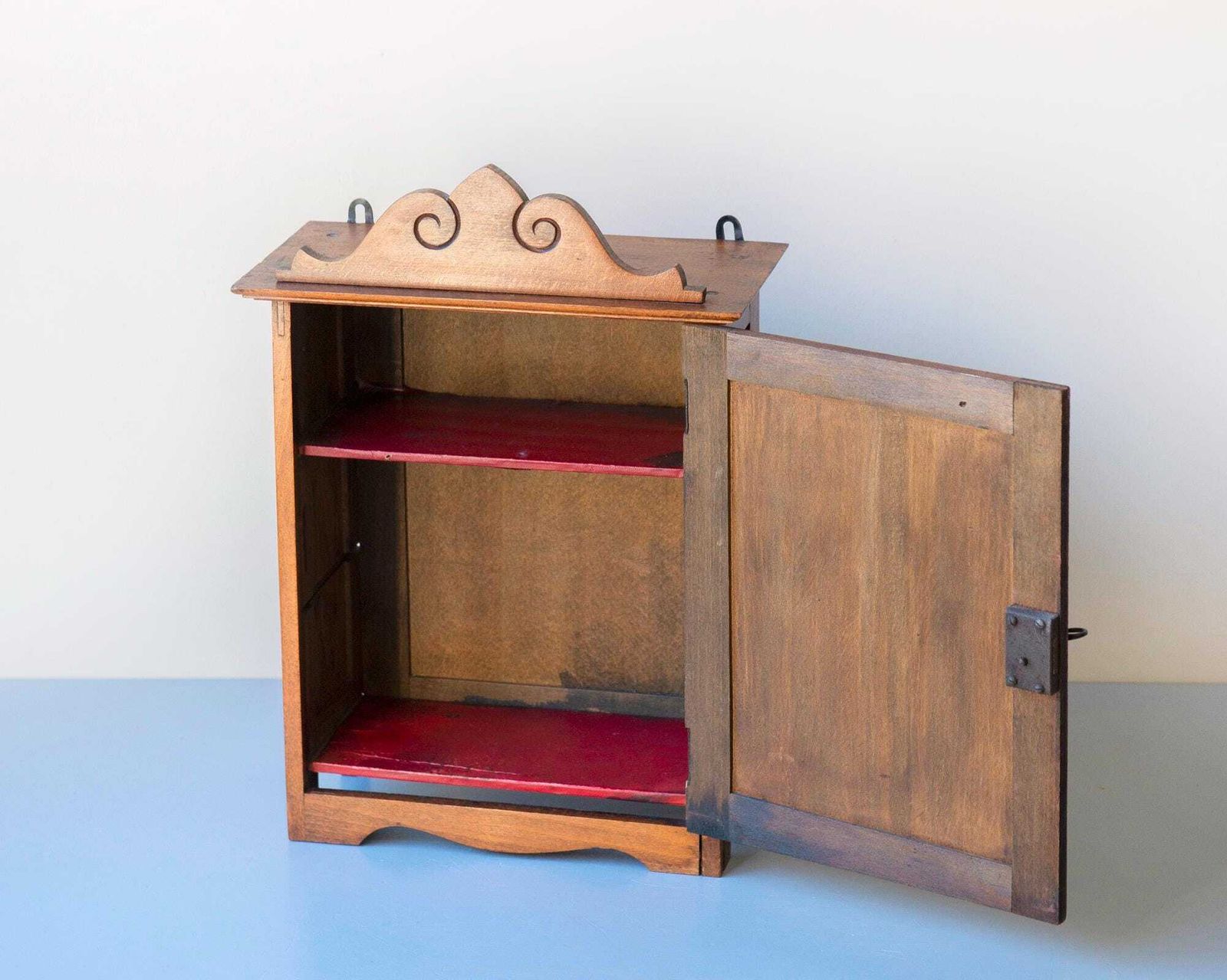 photo furniture Antiek Eikenhouten Medicijnkastje | Victoriaans Wandkastje Met Slot | Klein Hangend Kastje
