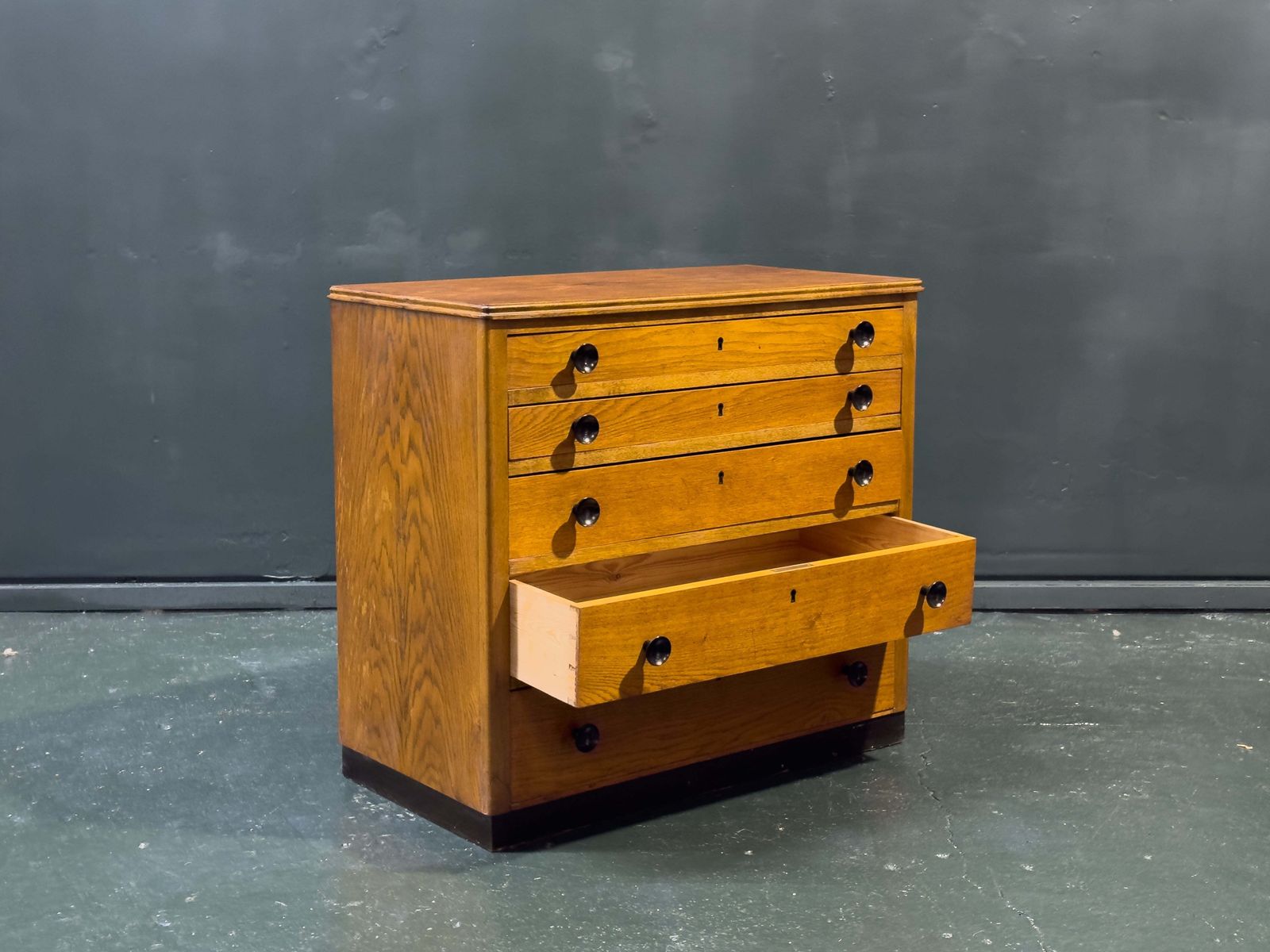 photo furniture Chest Of Drawers With Wooden Handle