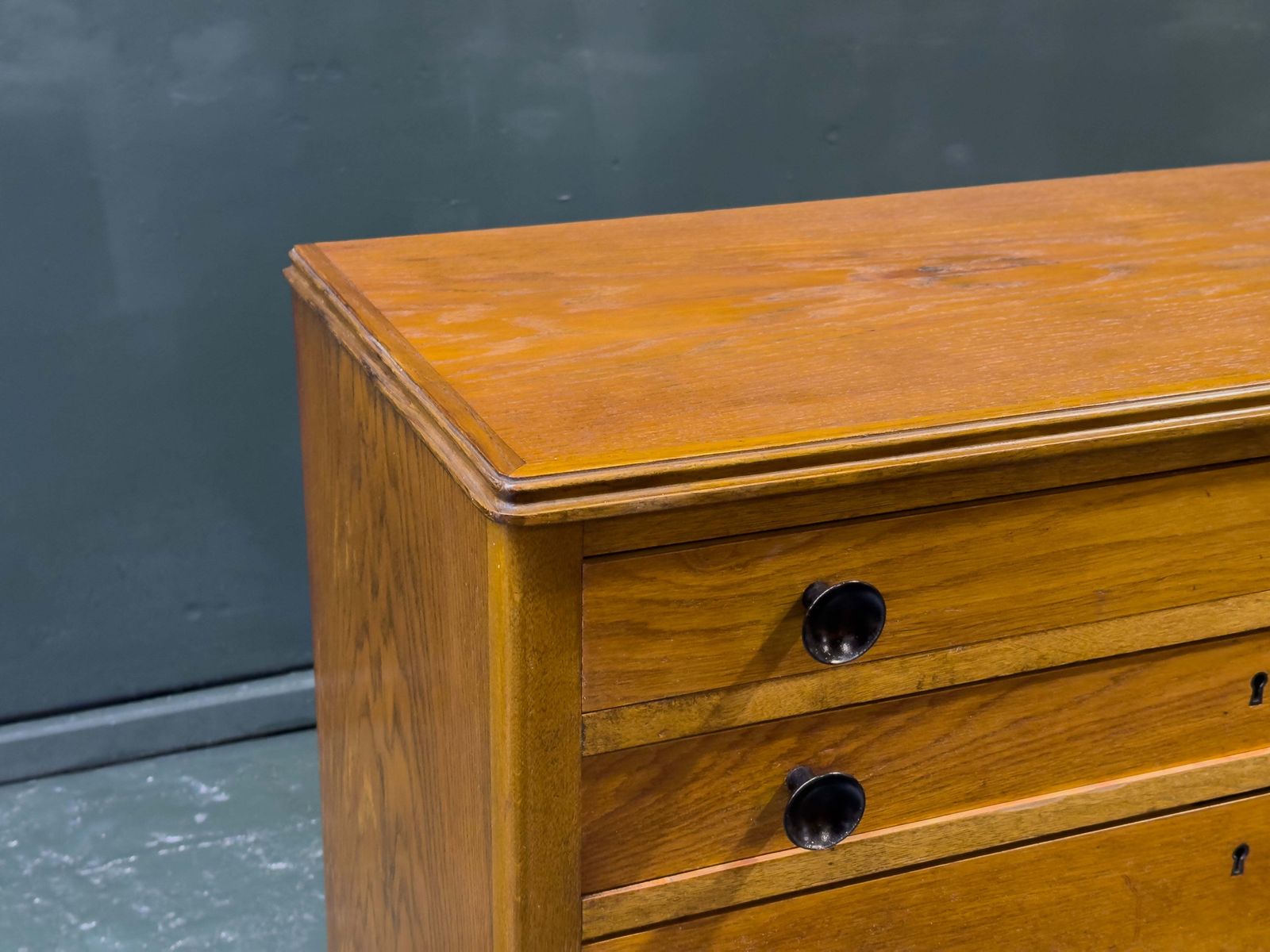 photo vintage Chest Of Drawers With Wooden Handle