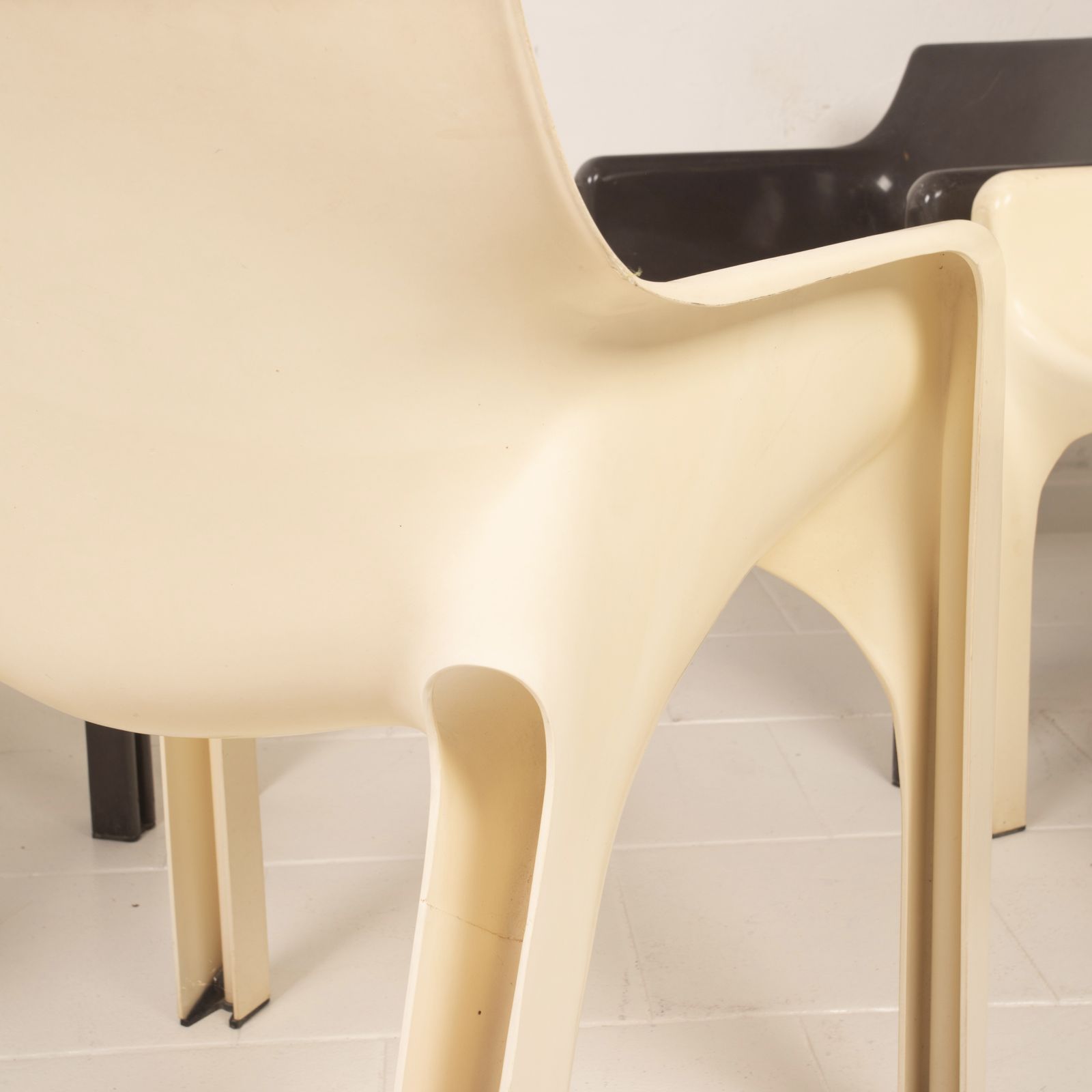 photo furniture Set Of Six Gaudì Armchairs By Vico Magistretti For Artemide
