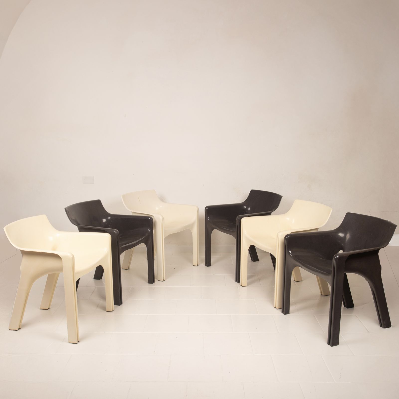 photo buy Set Of Six Gaudì Armchairs By Vico Magistretti For Artemide