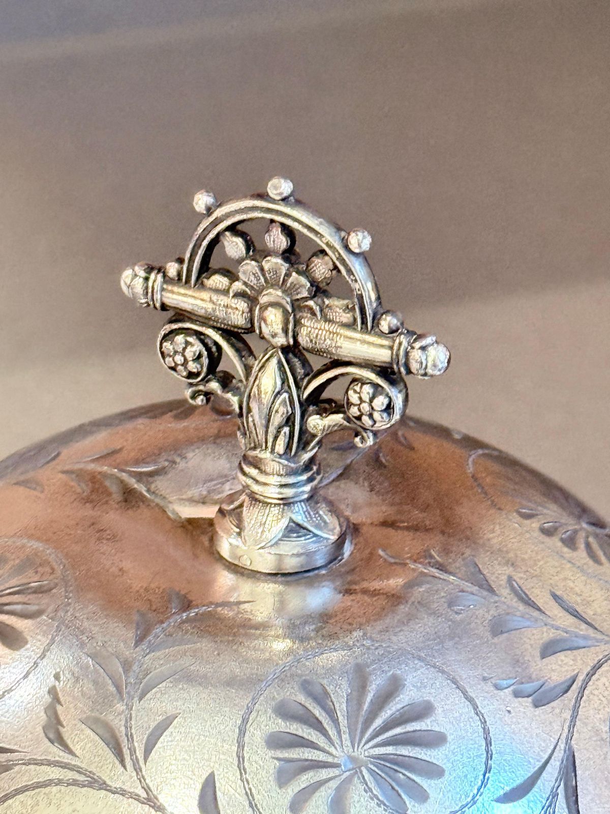photo for sale Antiek decoratief botervlootje, kaviaarschaal, serveerschaal, zilveren quadruple plate deksel, lepel