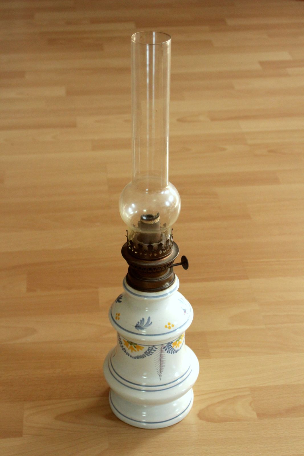 Antieke olielamp van keramiek, messing en glas — ca. jaren 1910 photo for sale