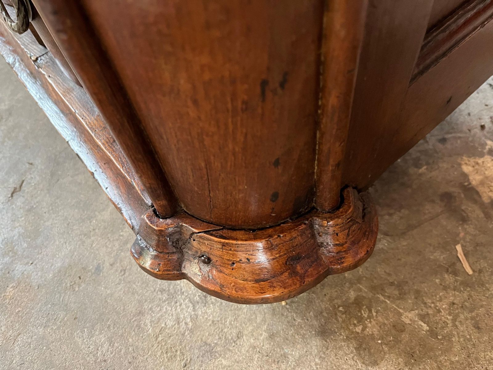 3092.0 Dutch Walnut Serpentine Front Chest Of Drawers photo