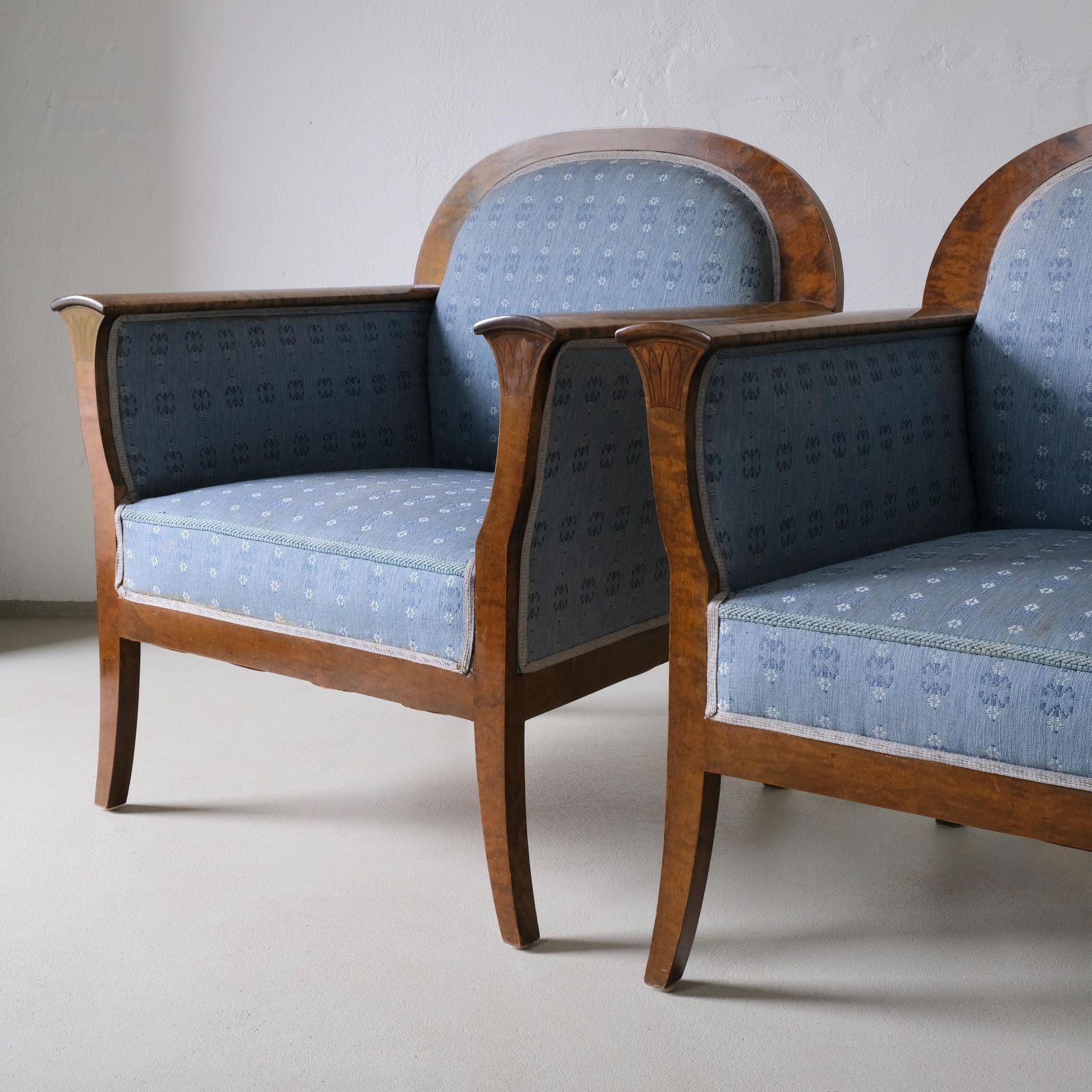 Meubels Biedermeier fauteuils in satijnberk | Zweden | jaren 1920 | set van 2 photo