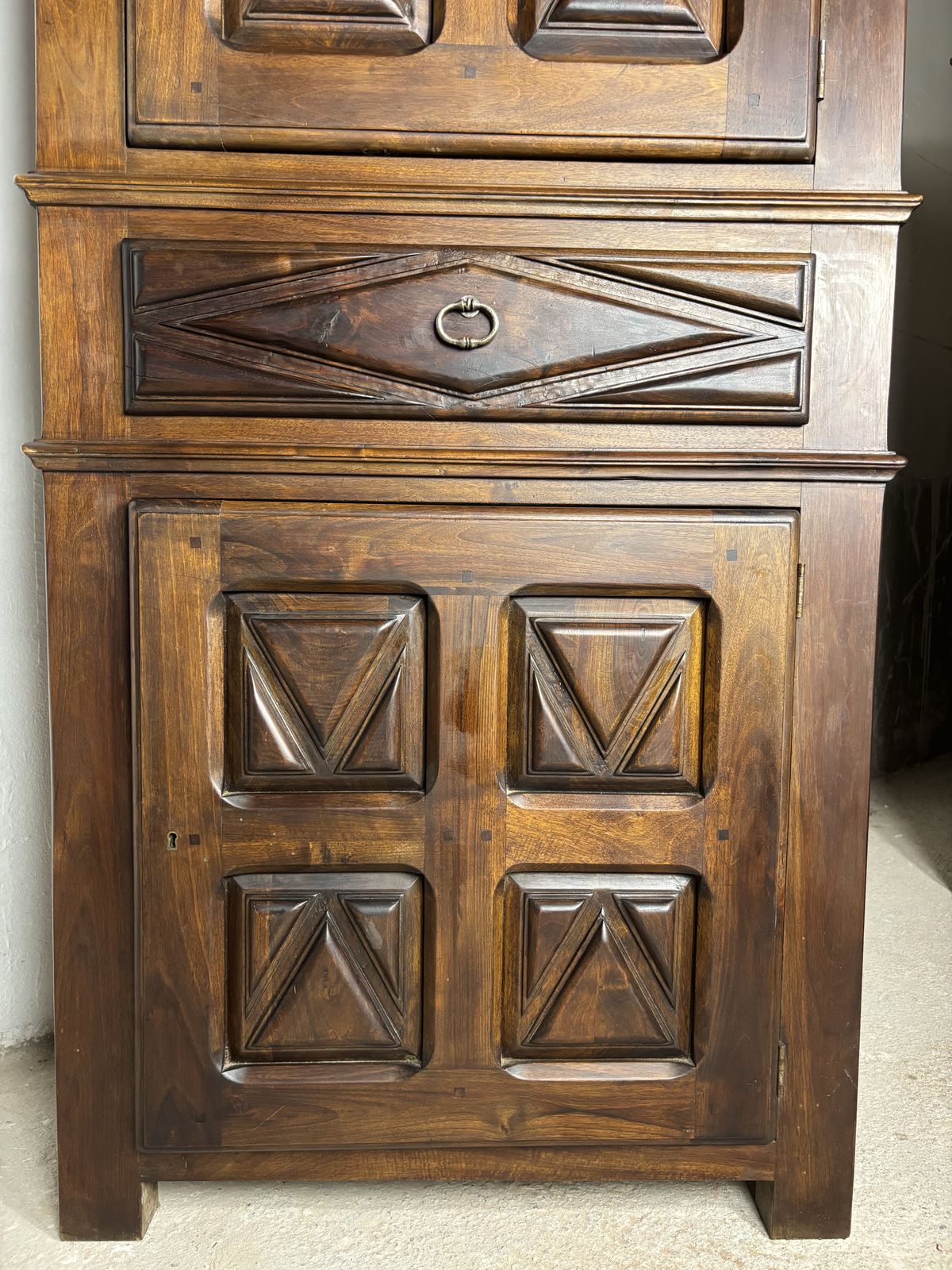 photo vintage Begin 20e Eeuwse Spaanse Renaissance Stijl Walnoten Kast Met Geometrisch Snijwerk