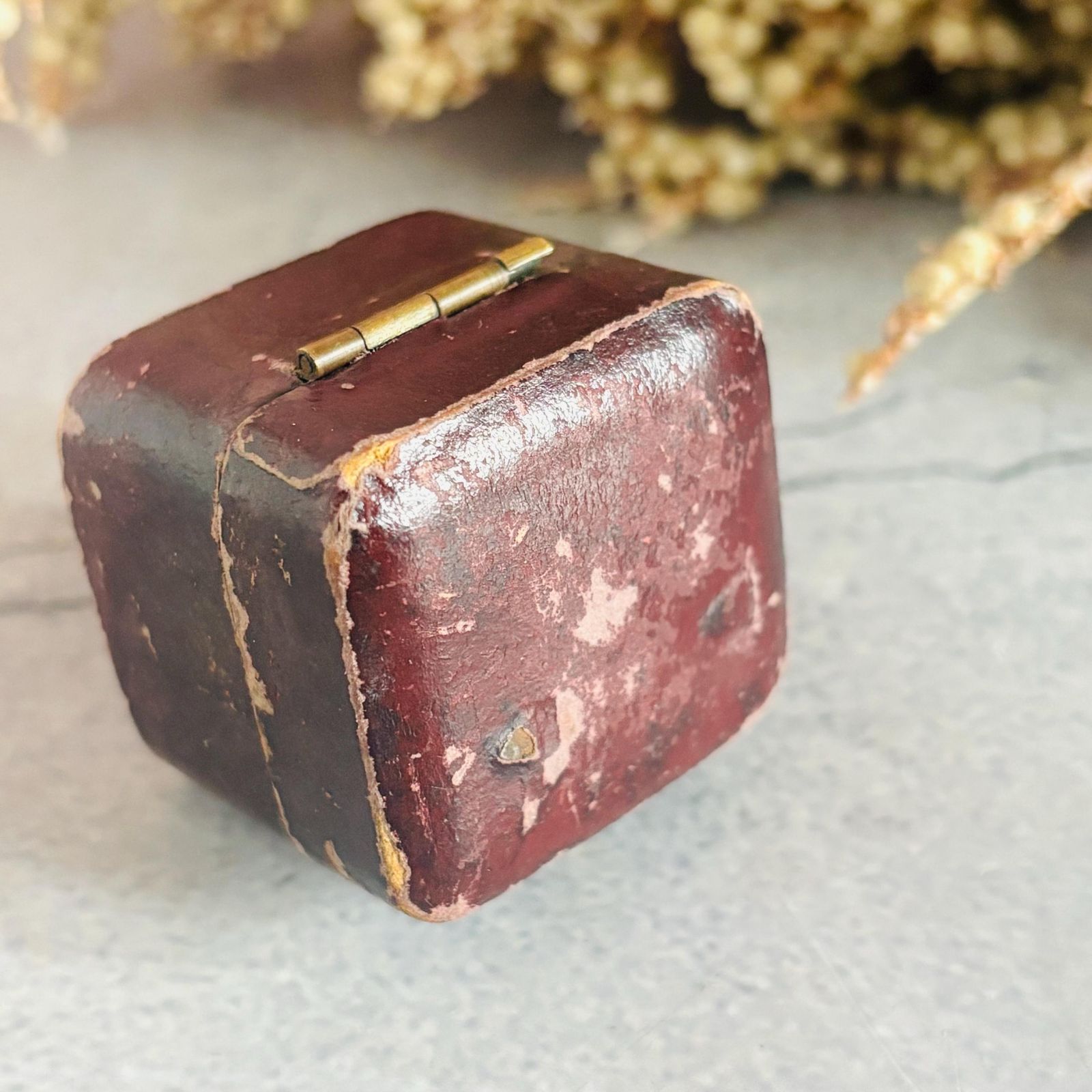 Antiek leren sieradendoosje, ring en oorbellenhouder photo vintage