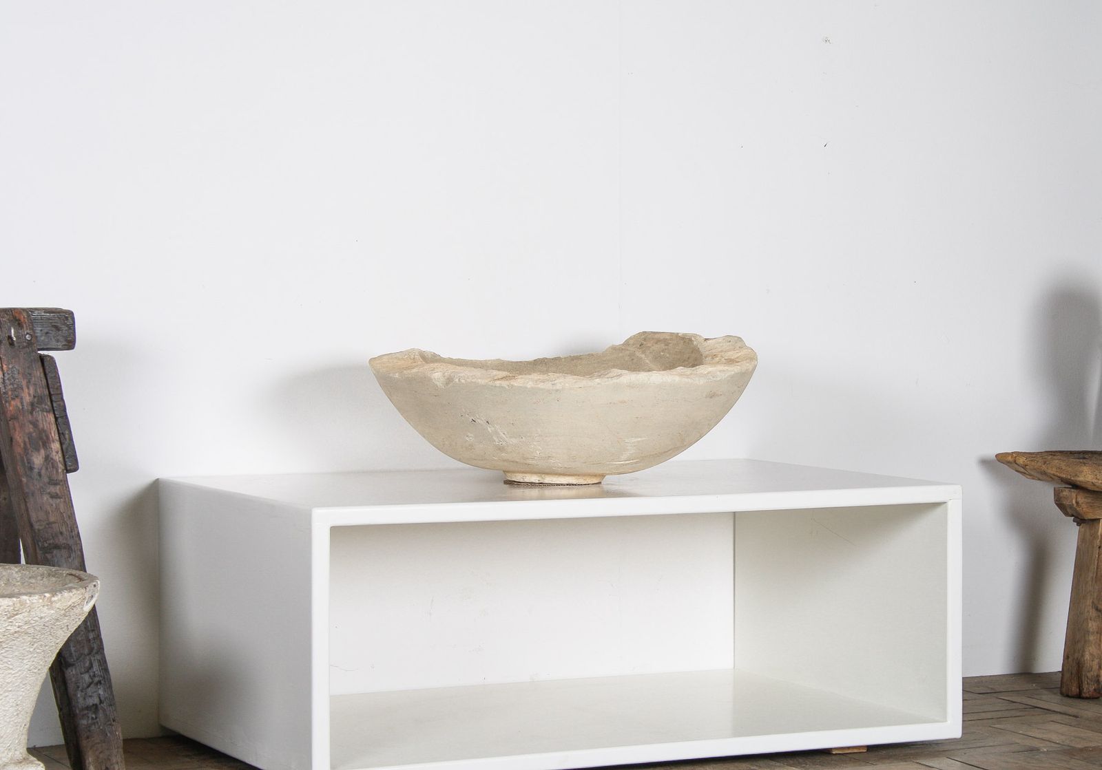 photo vinterior Very Large Reclaimed Antique Stone Bowl – English Wattscliffe Millstone Grit Sandstone