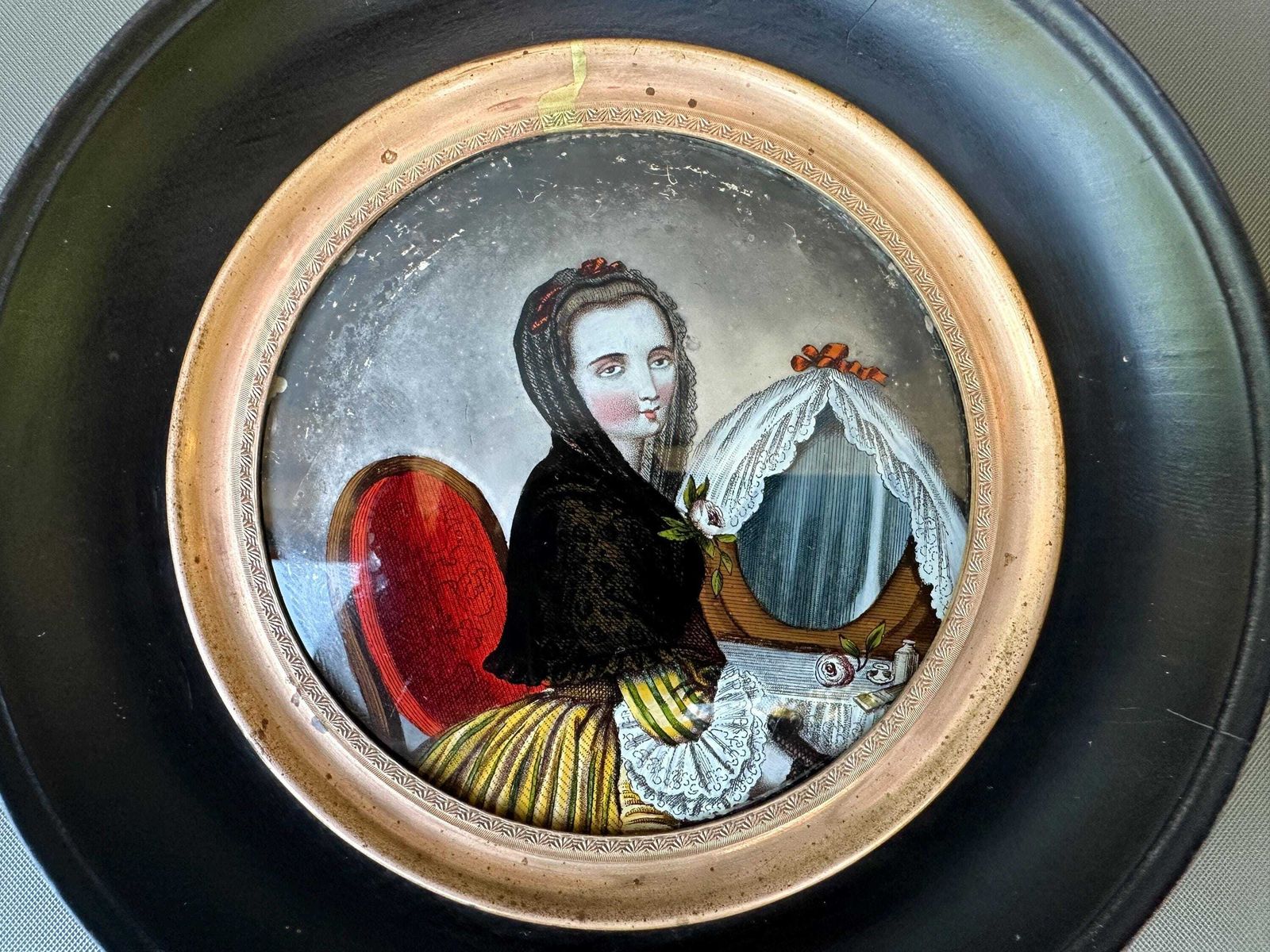 Antique French Empire Miniature Painting – Young Lady Dressing Table, églomisé Art photo vinterior