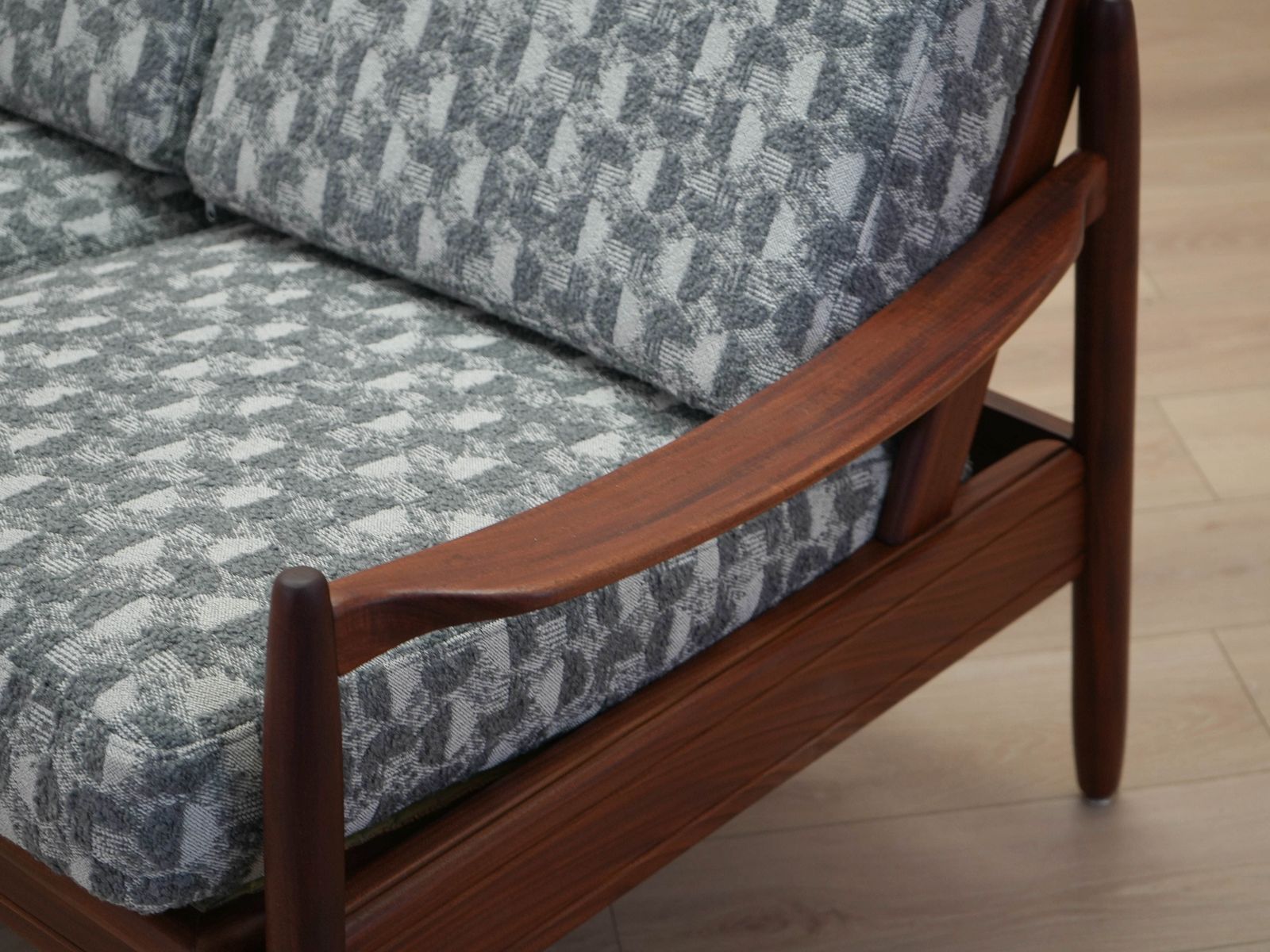photo furniture Teakhouten bank, Deens design, jaren 1970, gemaakt in Denemarken