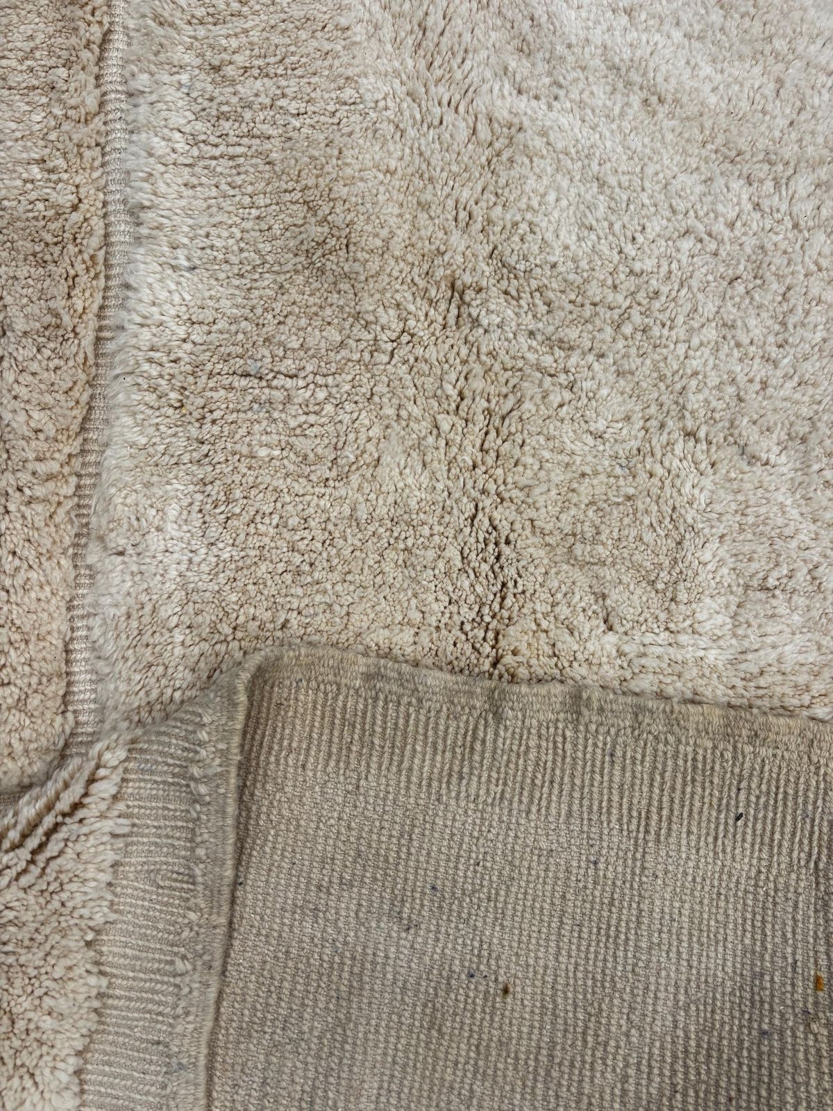 Tapis marocain Mrirt moderne 220 x 310 cm, laine crème texturée, fait main au Maroc, commerce équitable, tapis berbère en laine photo for sale