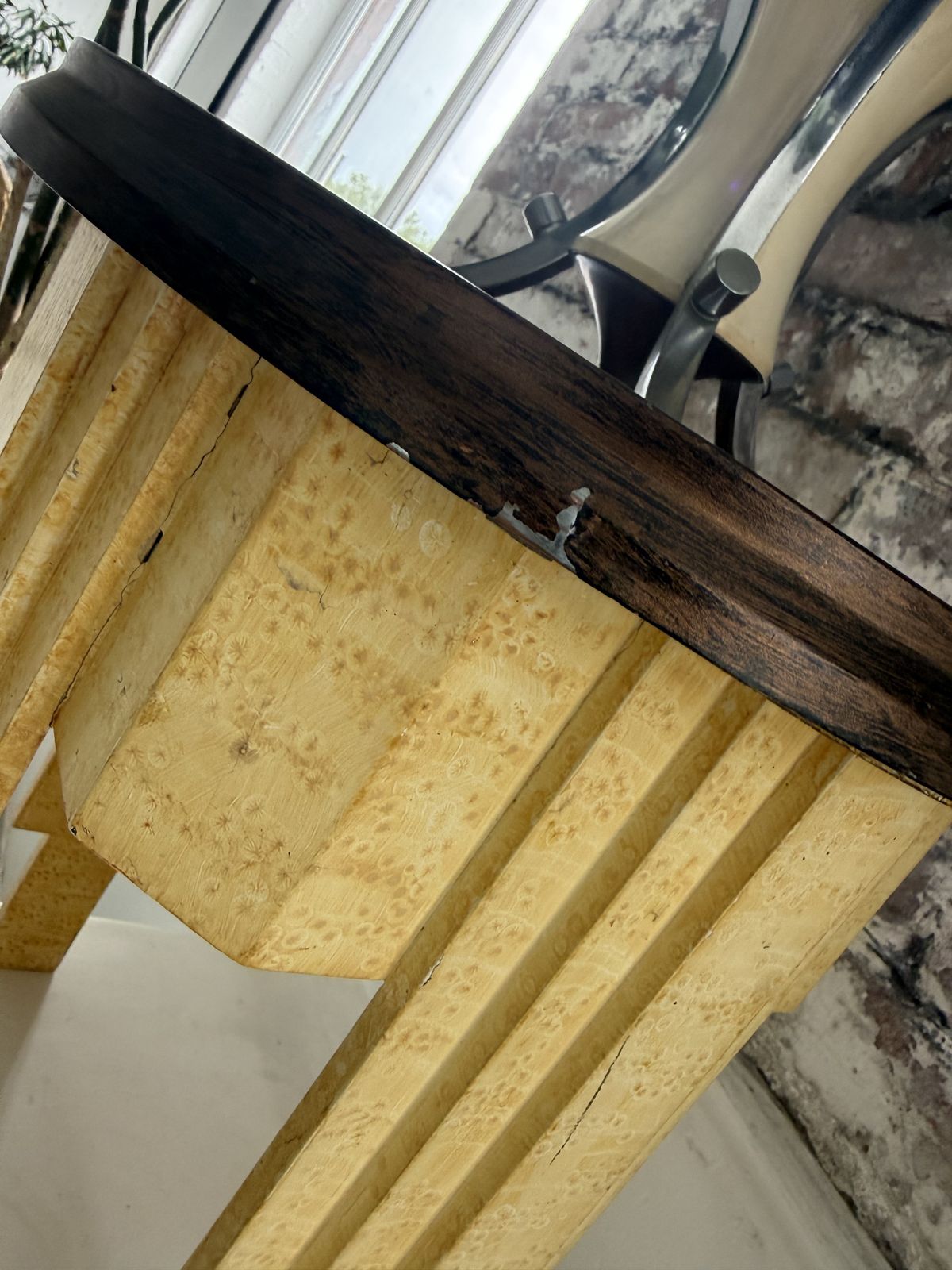 photo vintage 1930s Art Deco Occasional Table With Faux Bird’s Eye Maple Finish And Patinated Metal Top