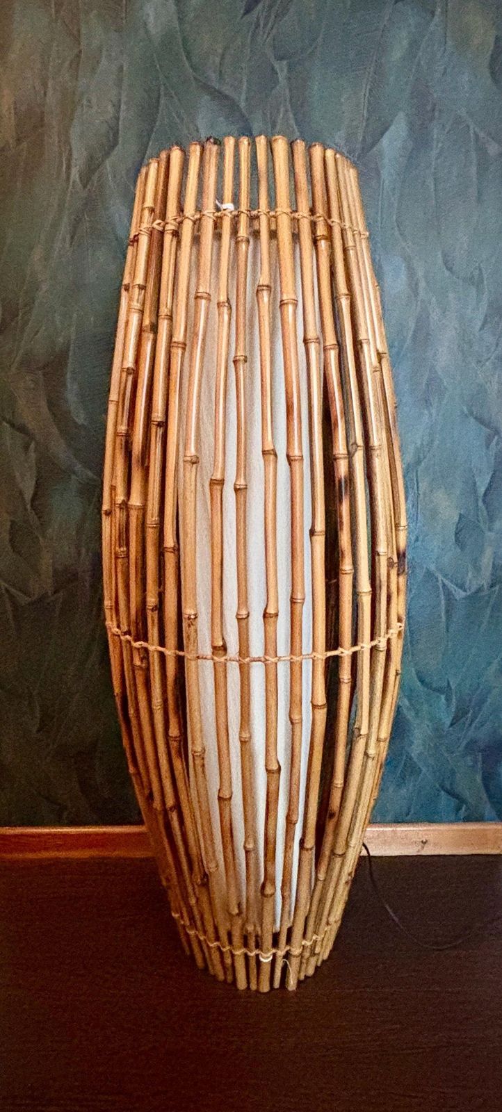 Hoge Italiaanse vloerlamp van bamboe en rotan uit het mid-century tijdperk photo for sale