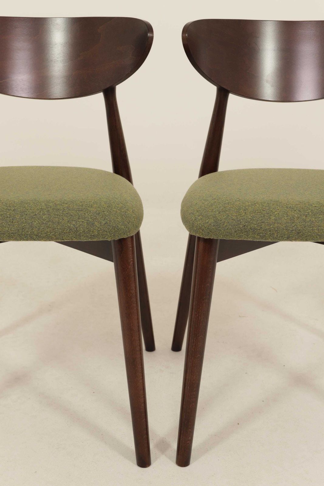 423.0 Set van 2 eetkamerstoelen, avocadogroen bouclé en donker walnootkleurig beukenhout photo
