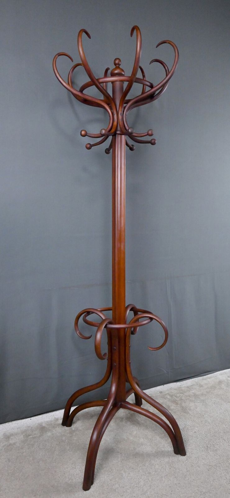 1711.0 Large Parrot Coat Rack In Bent Beechwood, Thonet Style – Early 20th Century photo