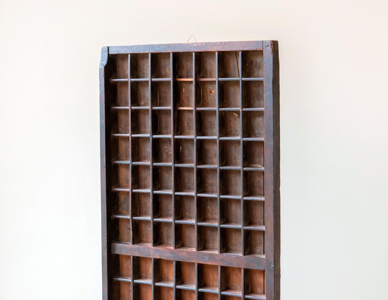 Antiek Letterkastje | Houten Drukkersbak | Vintage Wanddecoratie photo furniture