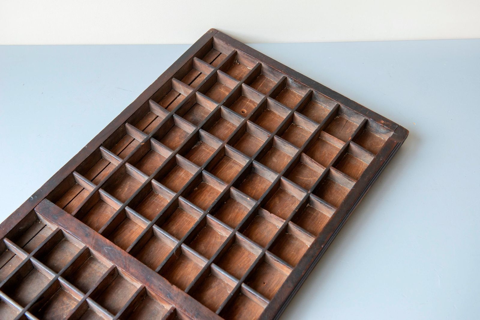 photo furniture Antiek Letterkastje | Houten Drukkersbak | Vintage Wanddecoratie