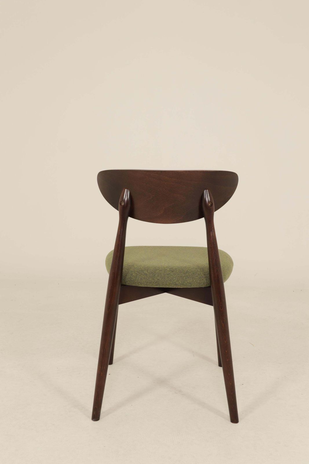 Set van 6 moderne eetkamerstoelen – avocadogroen bouclé en donker walnootkleurig beukenhout photo vinterior