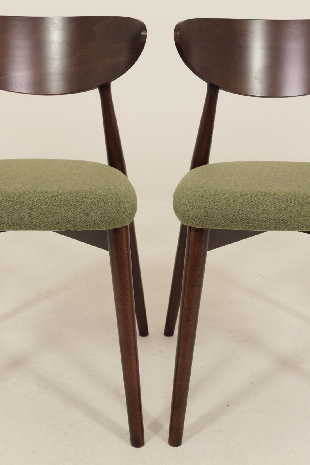 1175.0 Set van 6 moderne eetkamerstoelen – avocadogroen bouclé en donker walnootkleurig beukenhout photo