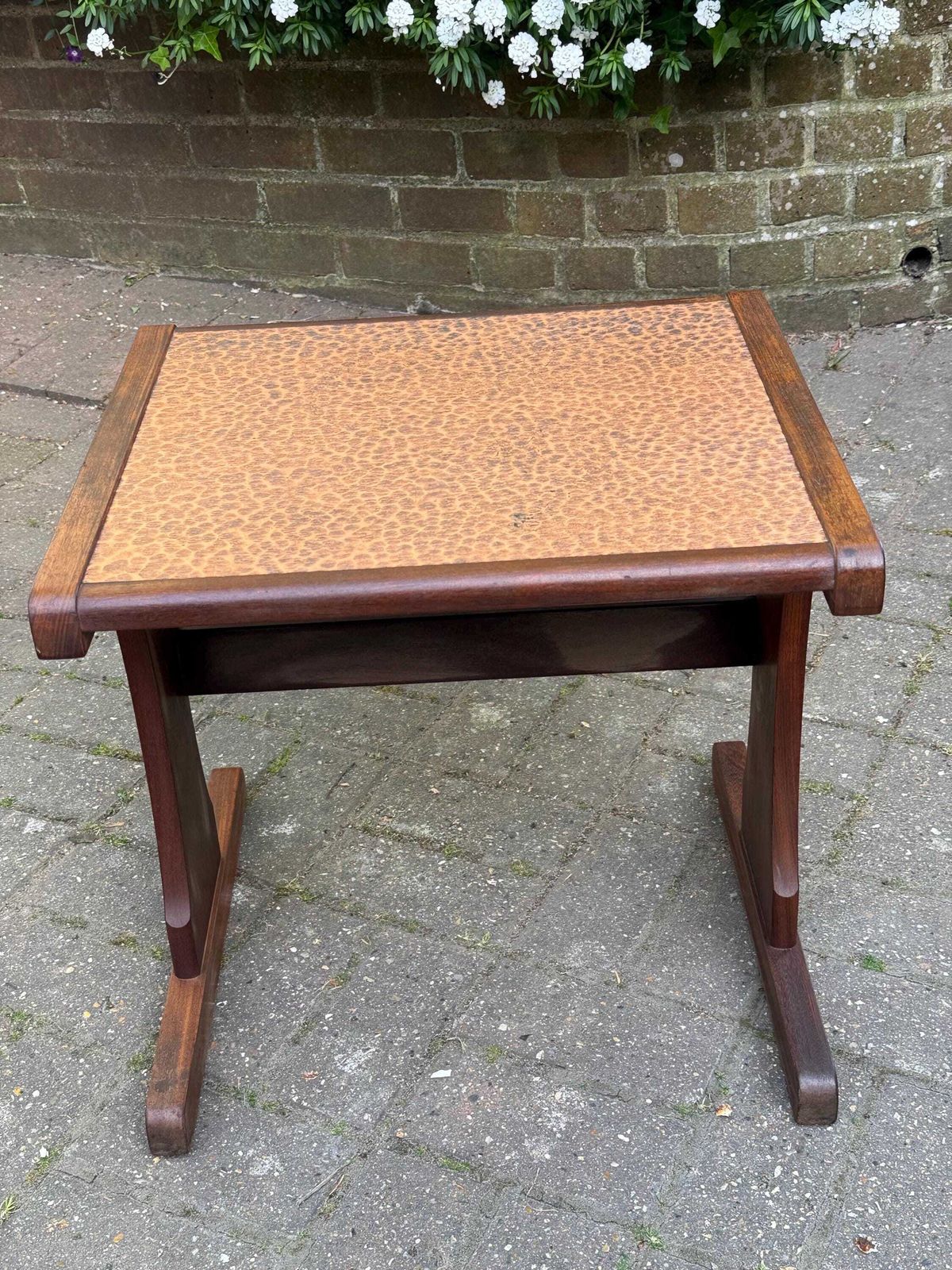 photo vintage Vintage Mid Century Hammered Copper Top Side Table Retro Occasional Table, G Plan Style S