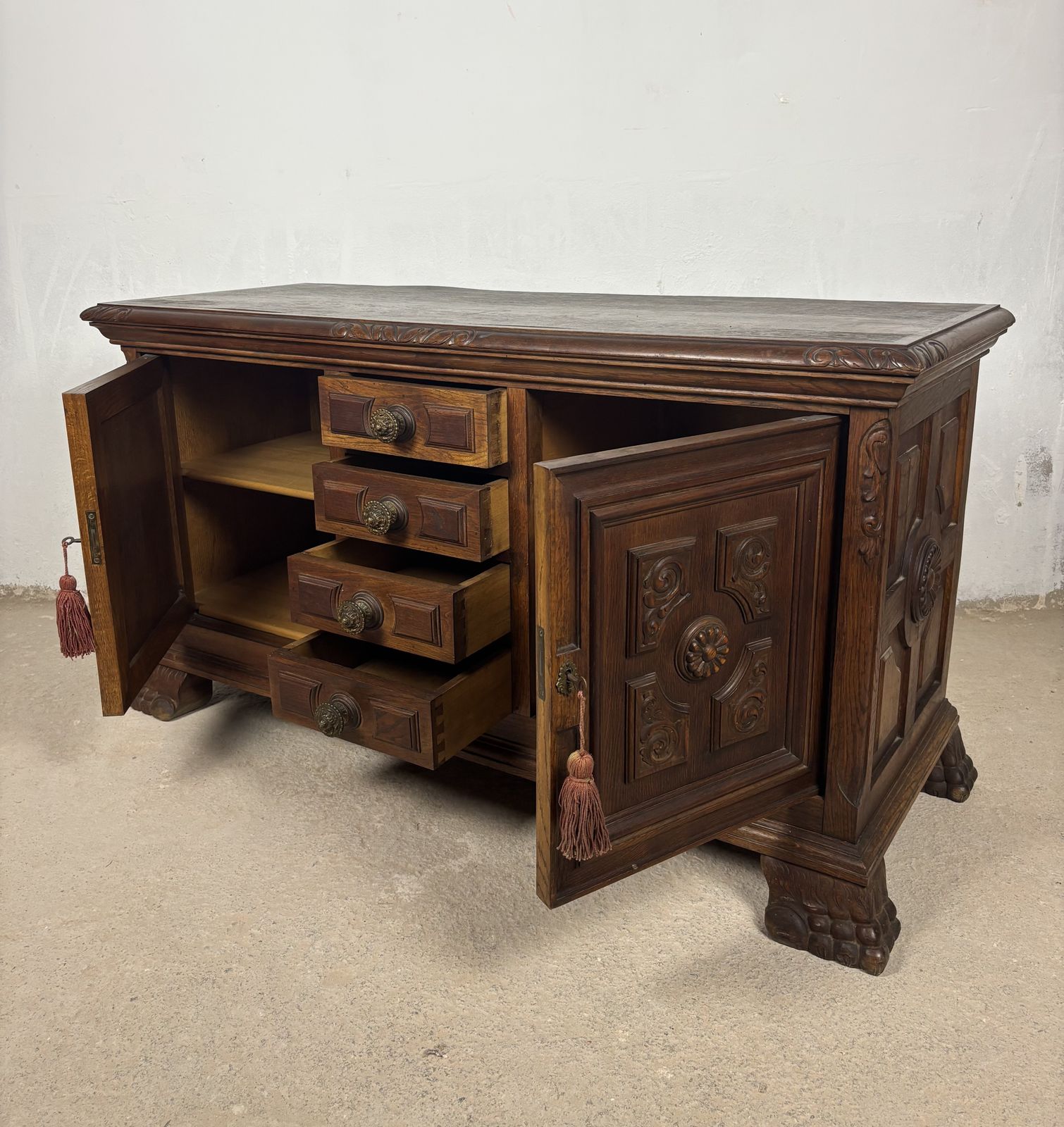 Meubels Spaans Renaissance-stijl Eiken Laag Dressoir, Begin 20e Eeuw, Met Gesneden Paneel photo