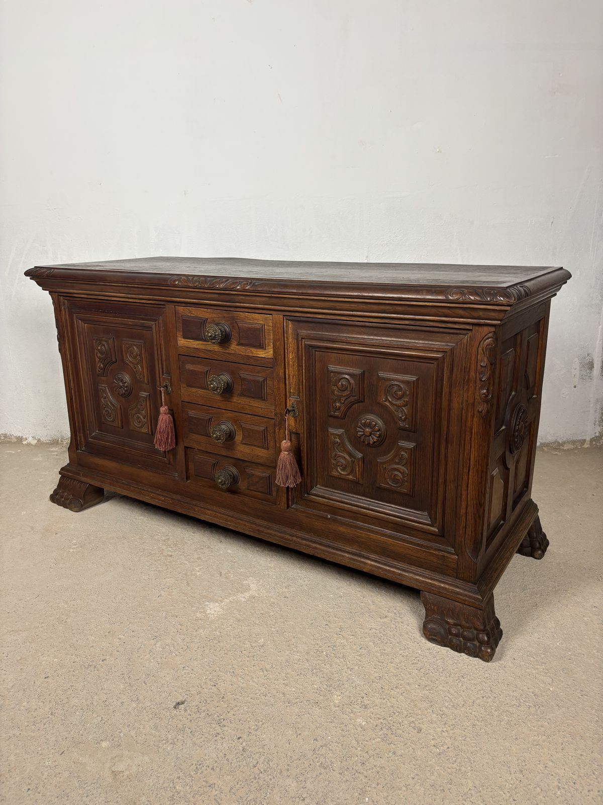 2890.0 Spaans Renaissance-stijl Eiken Laag Dressoir, Begin 20e Eeuw, Met Gesneden Paneel photo