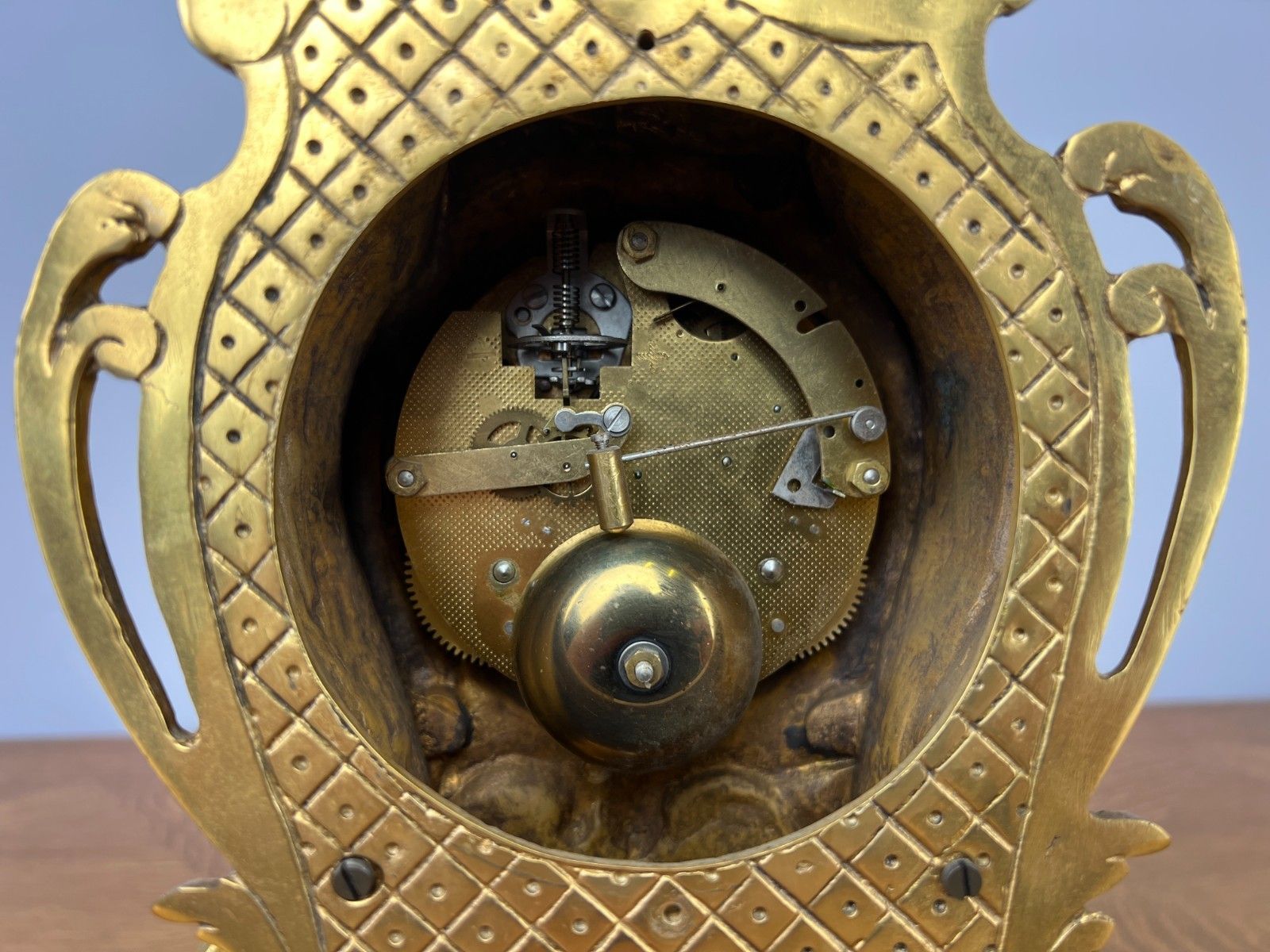 photo vinterior Clock Vintage Brass Rococo Mantel Clock Ornate Decorative Design Lot 6037
