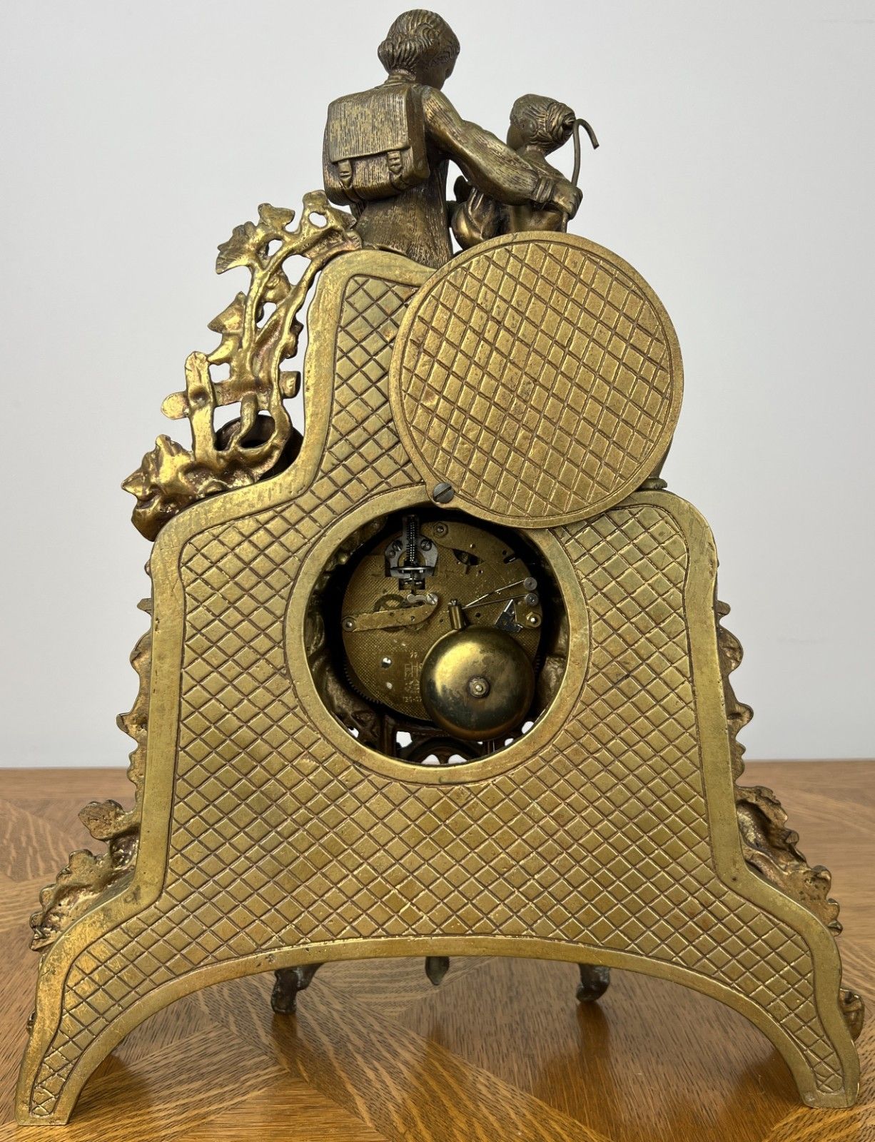 photo vintage Clock Vintage Brass Figurine Mantel Clock Ornate Decorative Table Clock Lot 6054