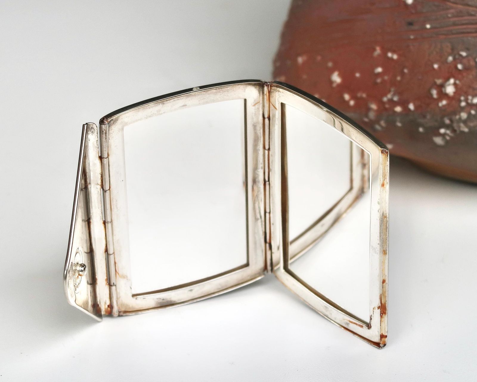 Franse zilveren metalen zakspiegeltje in envelopvorm, ca. jaren 1950 / Handtas, Make-up, Cadeau Vrouw, Pin Up Accessoires, Vintage photo 117.0