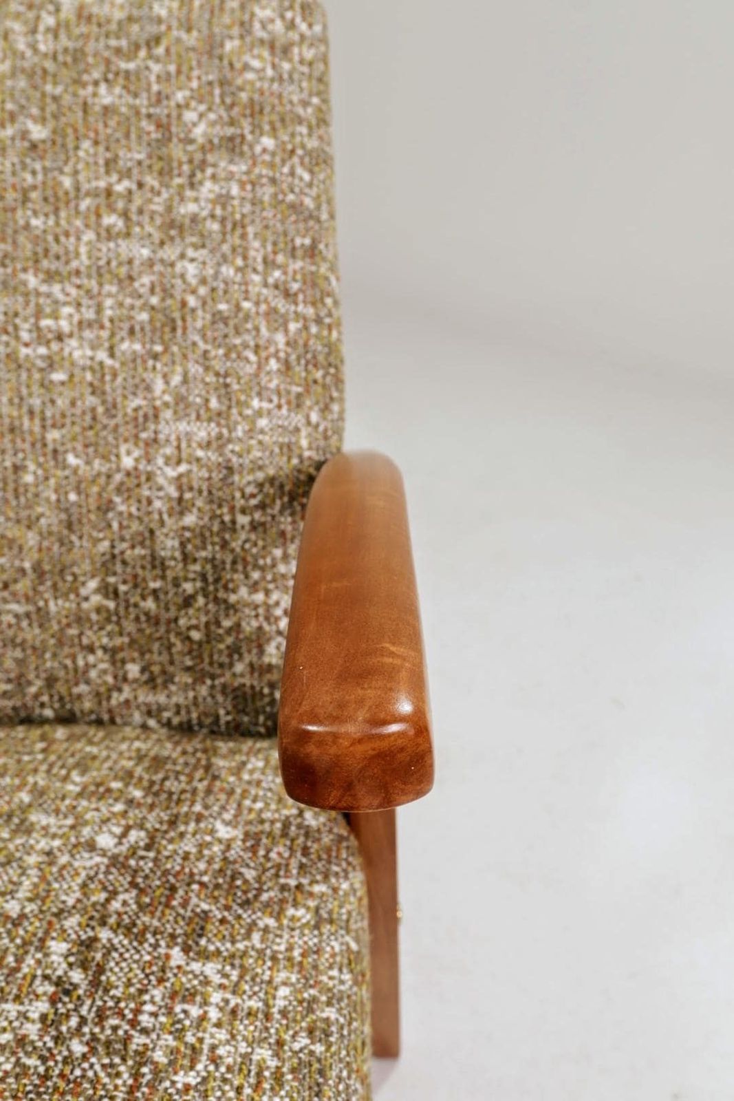 Meubels Vintage loungestoel met groen dessin bekleding, nagezien en opgeknapt, ca. jaren 1970. photo