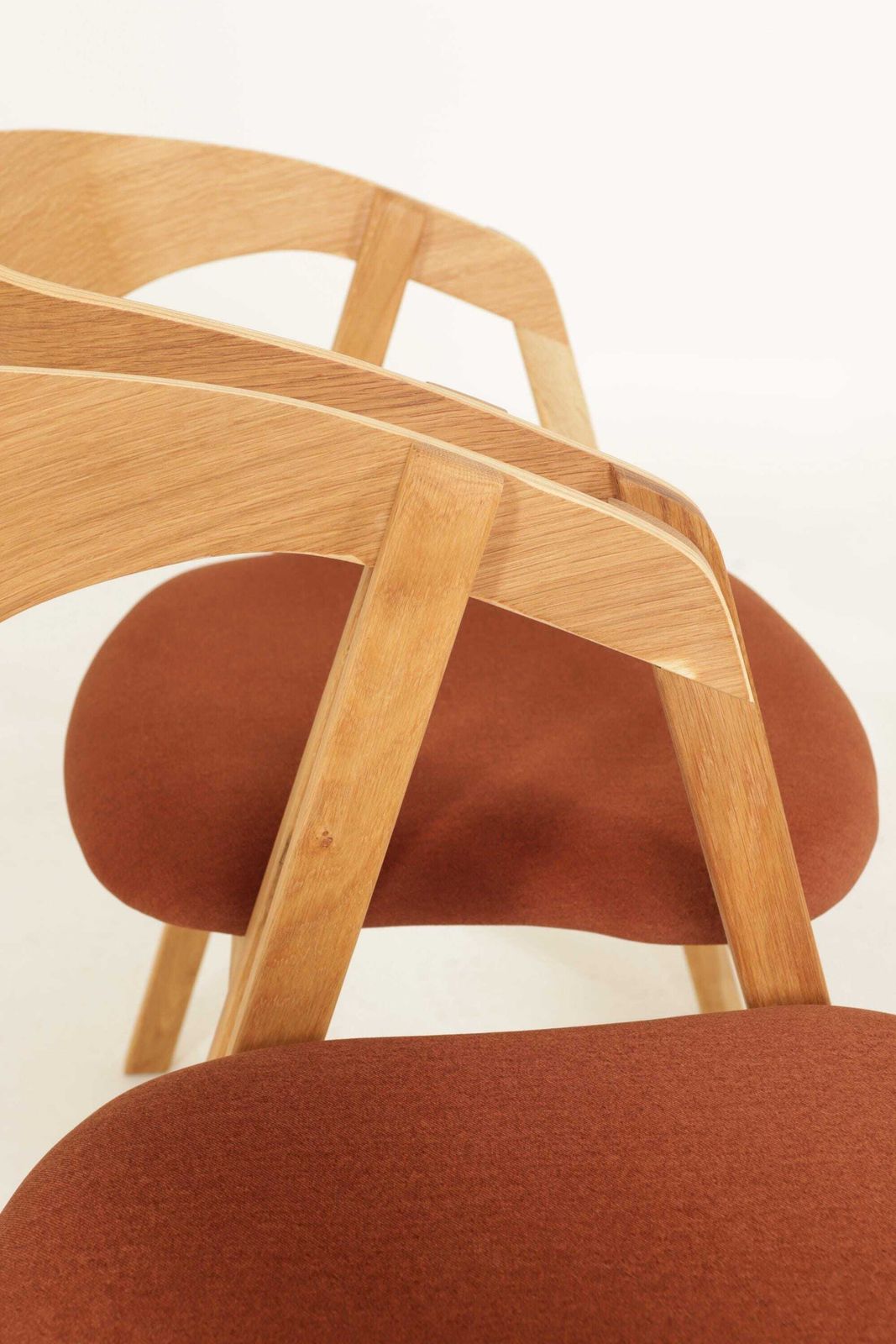 photo furniture Set van 6 eiken stoelen – Naturel eiken & terracotta bekleding, mid-century modern design
