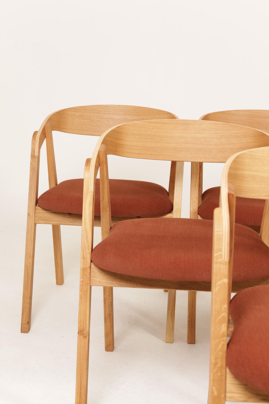 1359.0 Set van 6 eiken stoelen – Naturel eiken & terracotta bekleding, mid-century modern design photo