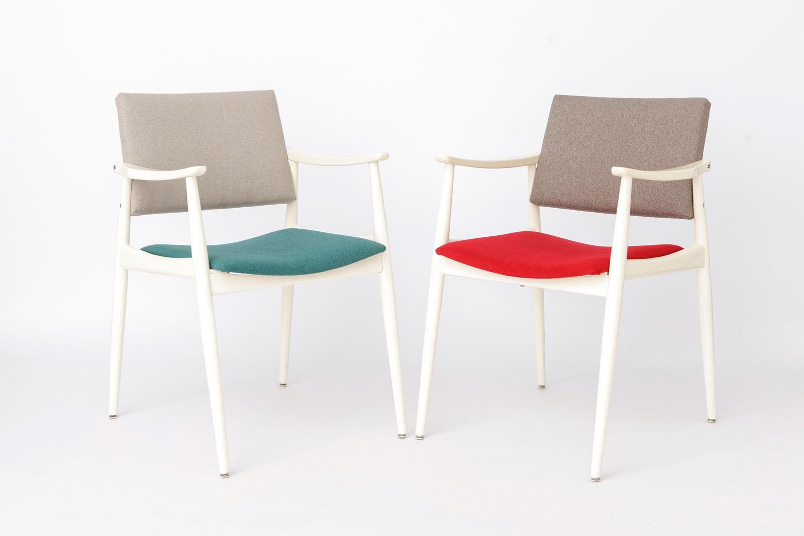 Paar Vintage Witte Fauteuils, Duitsland jaren 1970, Mid-Century Eetkamerstoelen Met Kleurrijke Bekleding, Beukenhouten Lounge Stoelen photo furniture