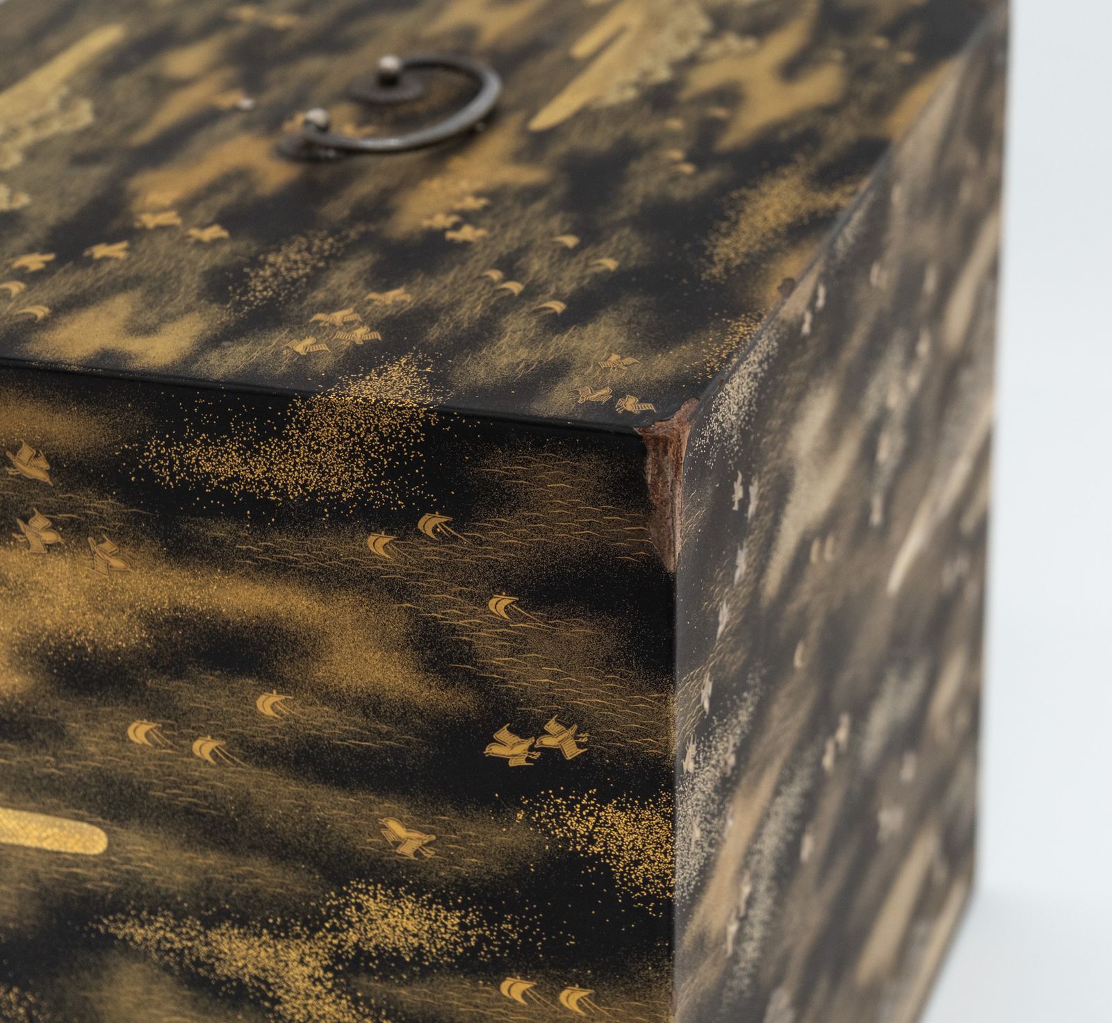 photo vintage Japanese Shōwa Lacquered Gold Maki‑E Calligraphy Chest