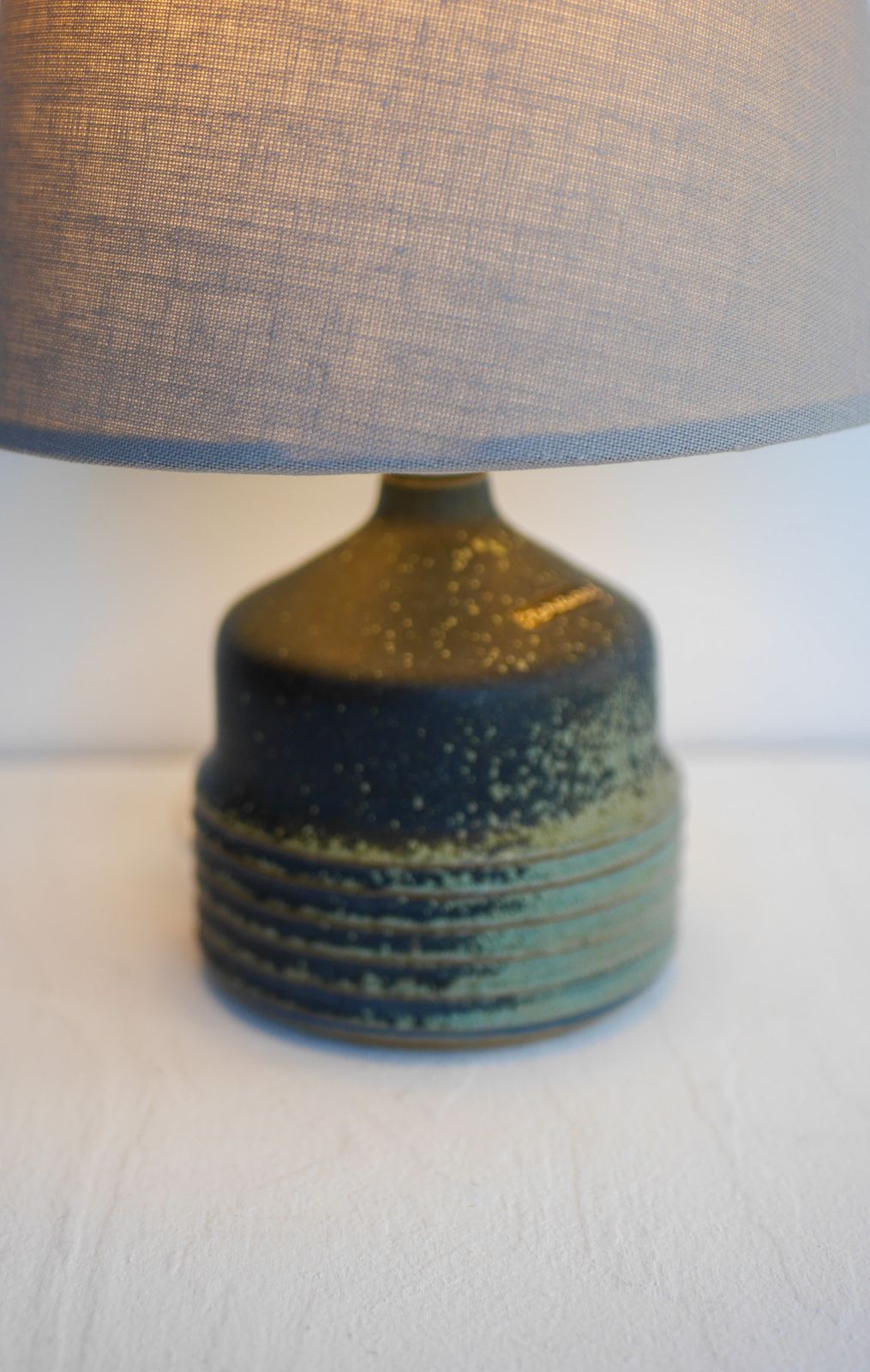 Luminaires Lampe de table Mid-Century Modern suédoise en céramique, par Rolf Palm pour Hoganas Keramik, 1960 photo