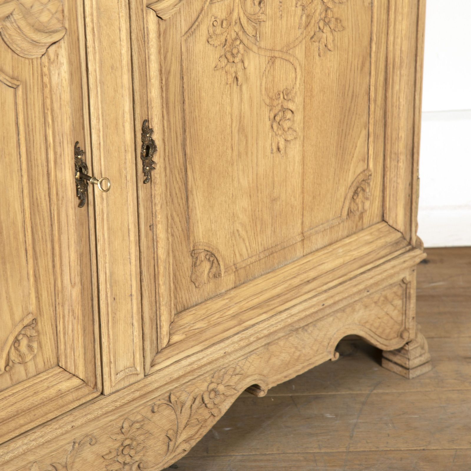 photo furniture Early 19th Century Louis XVI Style Bleached Oak Buffet Antique French Carved Sideboard