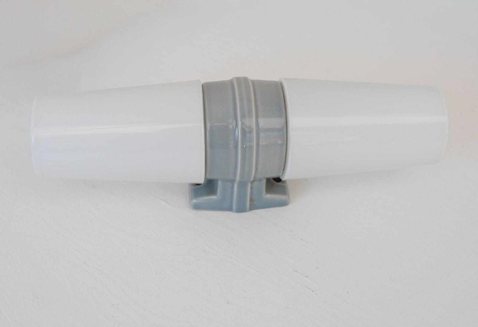 Grote mid-century modern lichtgrijze badkamerlamp van Sigvard Bernadotte photo vintage