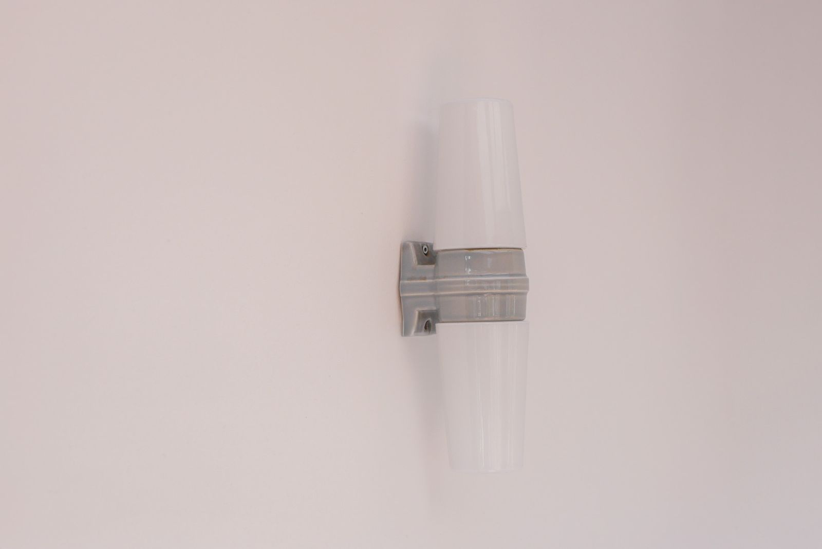395.0 Grote mid-century modern lichtgrijze badkamerlamp van Sigvard Bernadotte photo