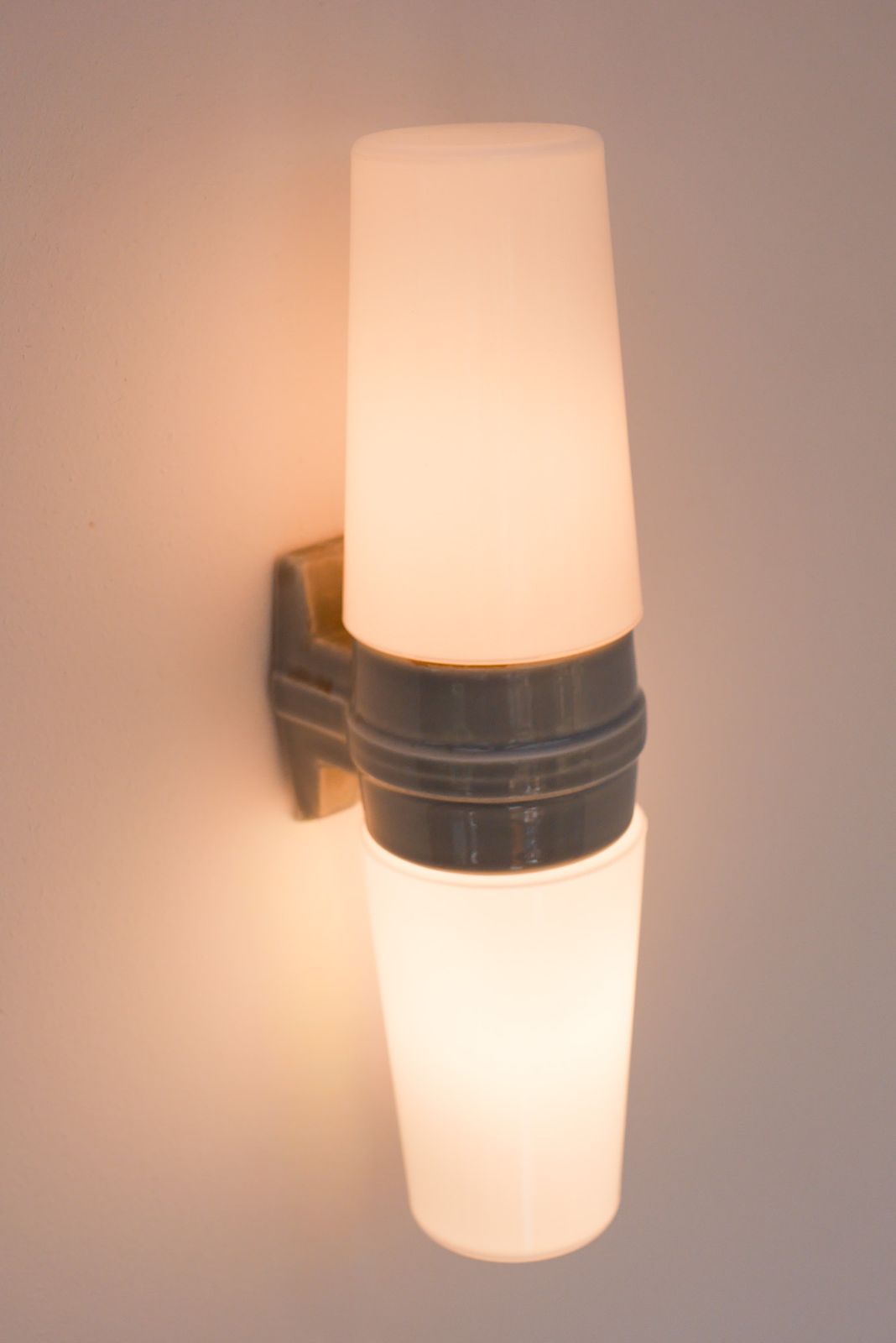 photo vintage Grote mid-century modern lichtgrijze badkamerlamp van Sigvard Bernadotte