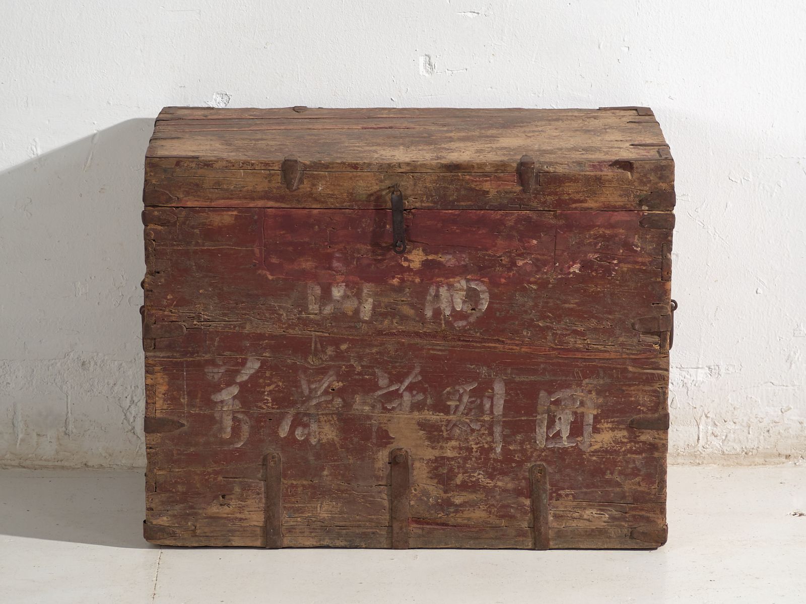Antique Chinese Painted Trunk In Pine Wood – China, Circa 1920 photo vinterior