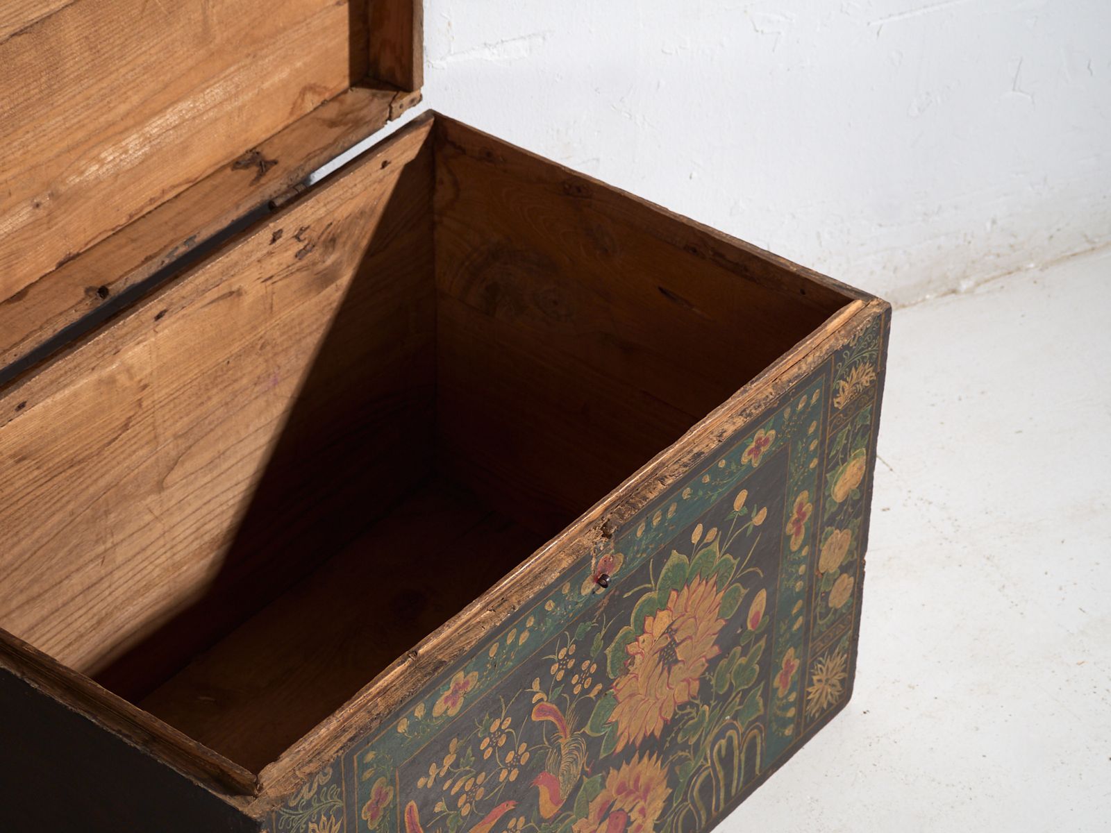 Antique Painted Chinese Trunk In Pine Wood – China, Circa 1900 photo Furniture