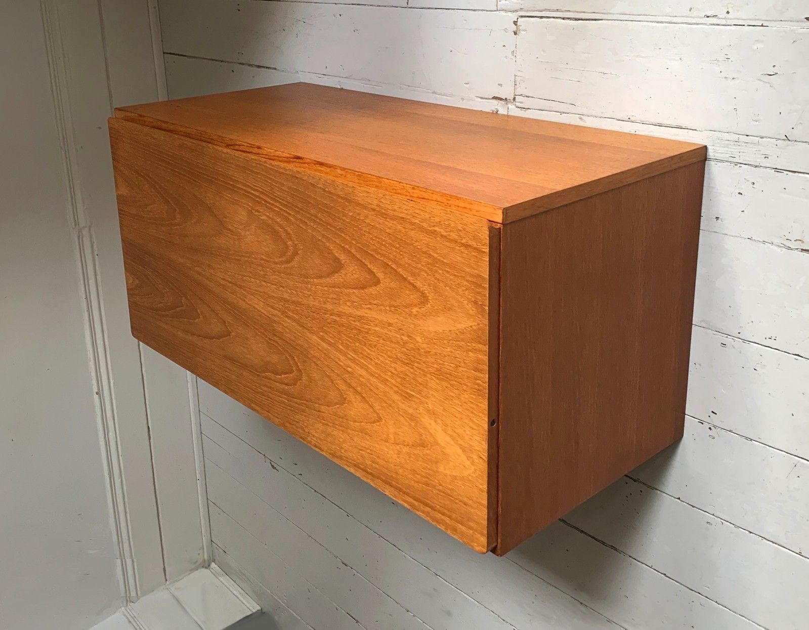 photo vinterior Mid Century Beaver & Tapley 33 Teak Wall Mounted Record Model La Cabinet