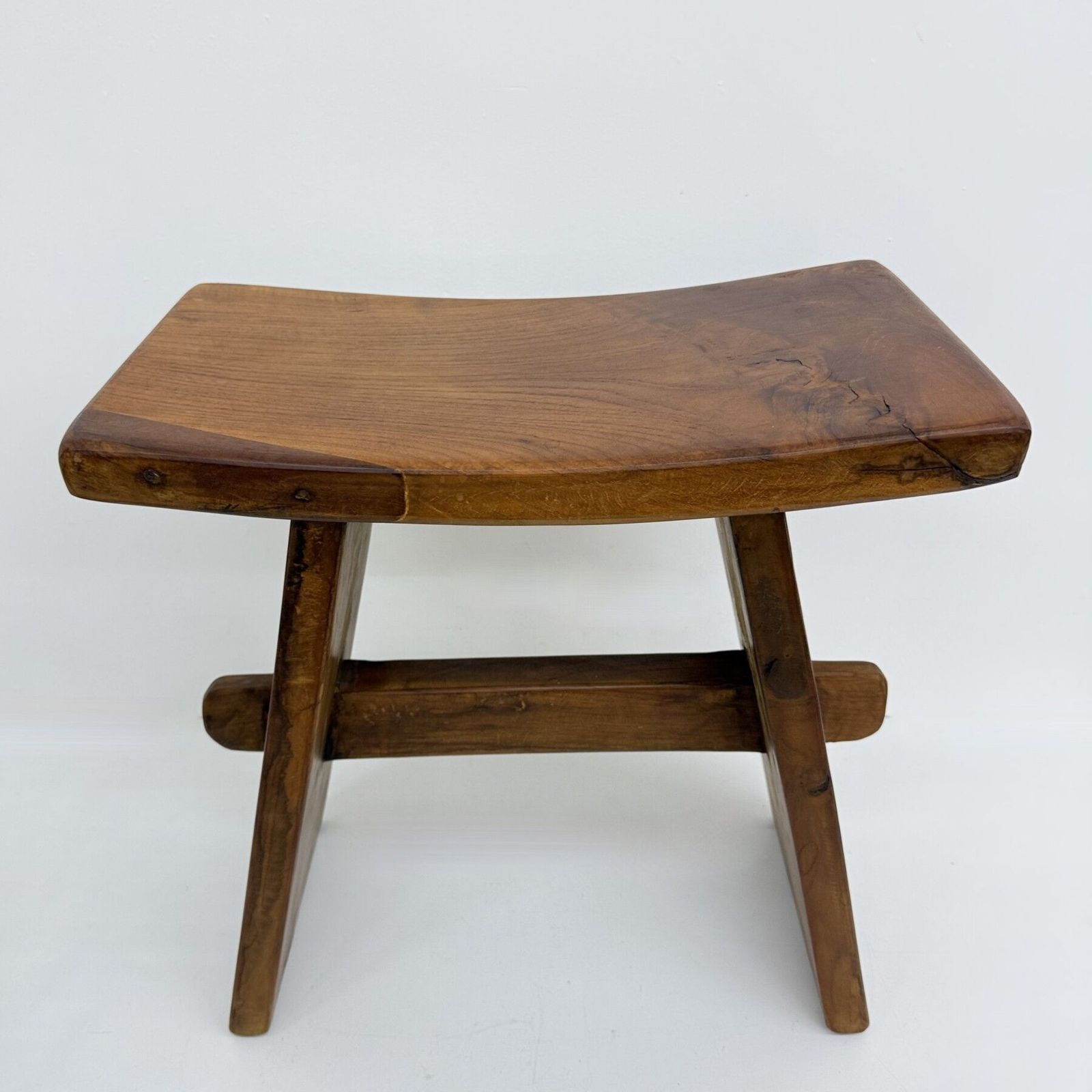 Brutalist Japandi-stijl massief houten kruk, jaren 1970 photo furniture