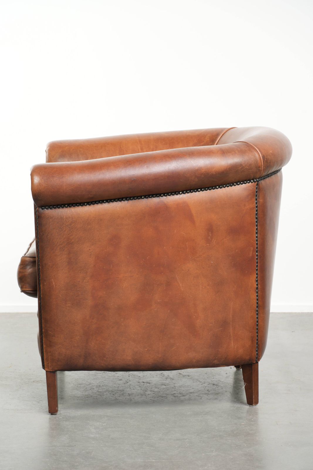 Karaktervolle Clubfauteuil In Schapenleer, Warme Cognackleur, Afgewerkt Met Siernagels photo 944.0