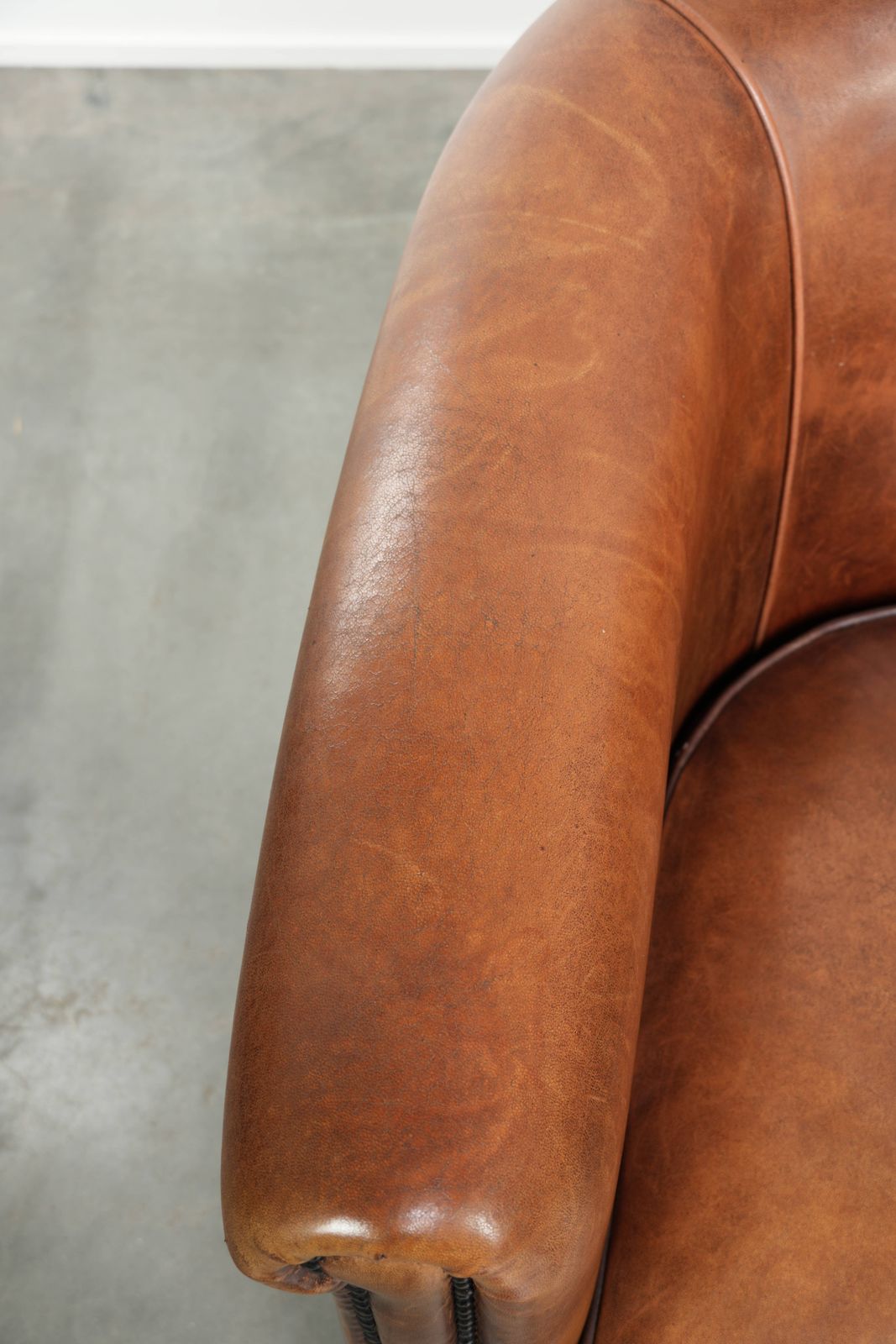 Karaktervolle Clubfauteuil In Schapenleer, Warme Cognackleur, Afgewerkt Met Siernagels photo buy