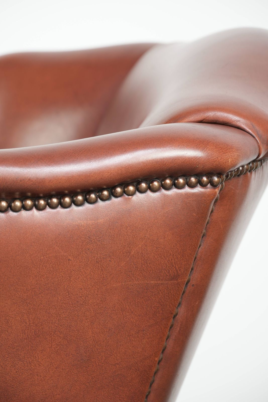photo buy Comfortabele fauteuil met schelpvormige rugleuning in cognackleurig rundleer, Engelse stijl