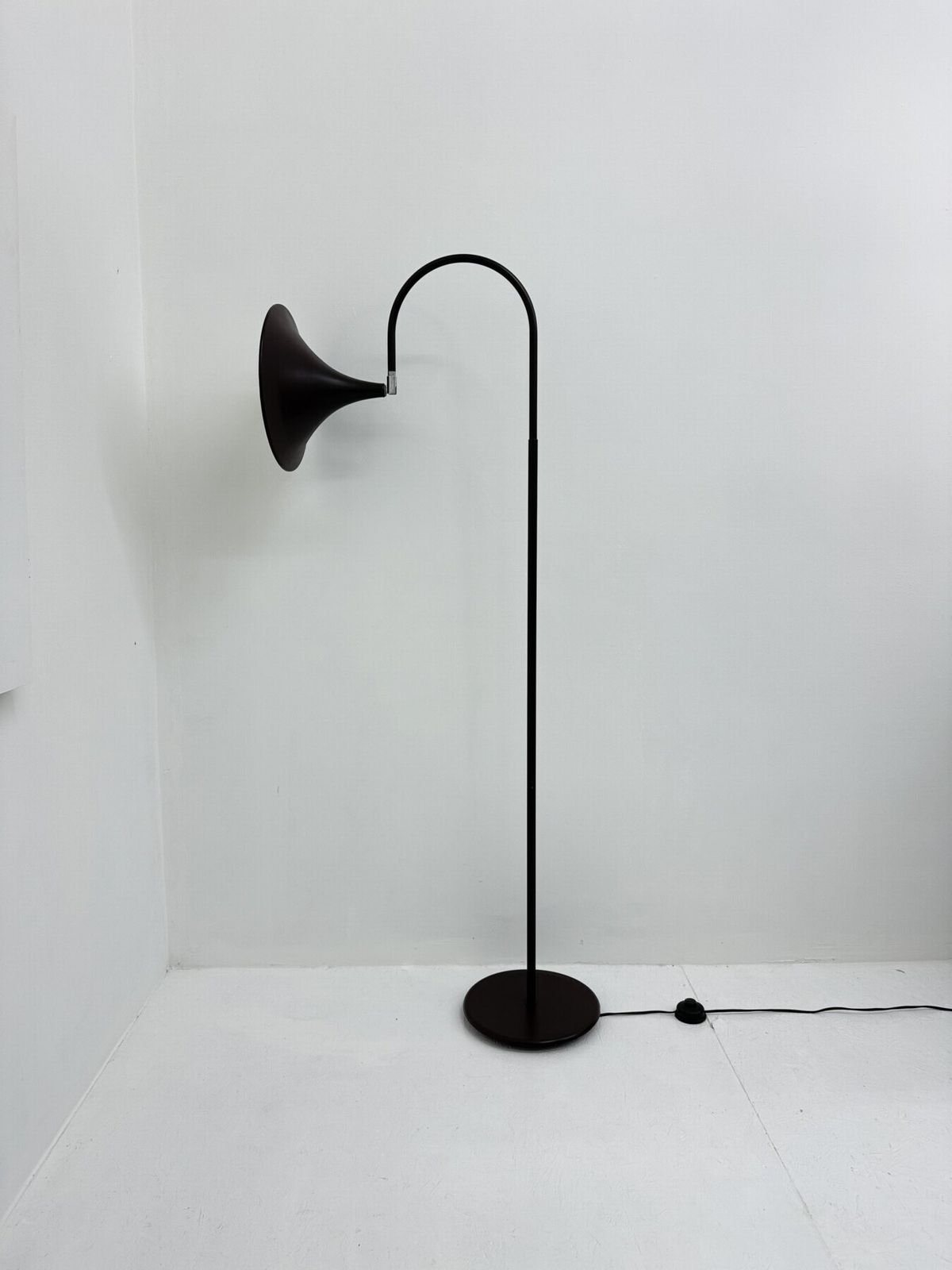 Lampadaire minimaliste Hala Zeist Trumpet brun, design néerlandais, années 1970 photo Luminaires