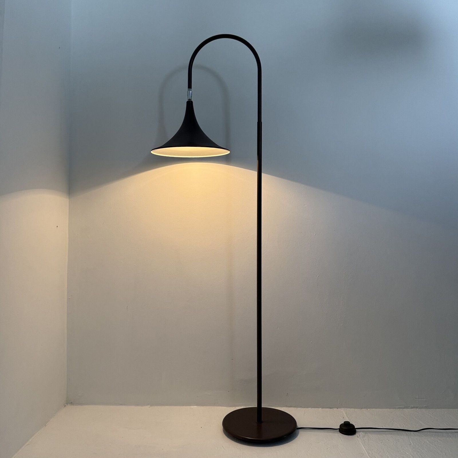 Verlichting Hala Zeist Trumpet Brown Minimalist Vloerlamp, Jaren 1970, Nederlands Design photo