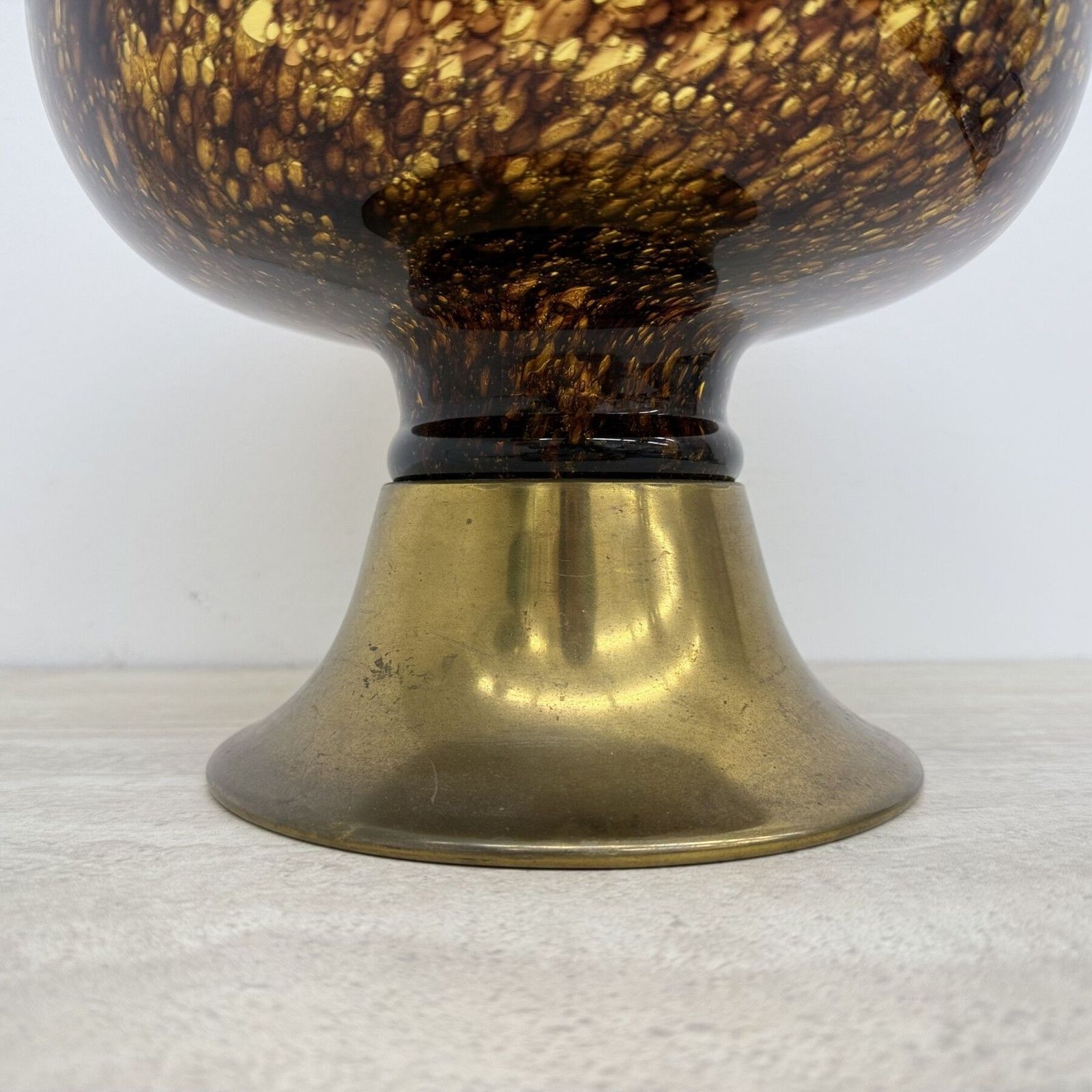 photo furniture Italiaanse Murano-glazen schaal met messing middenstuk, jaren 1970